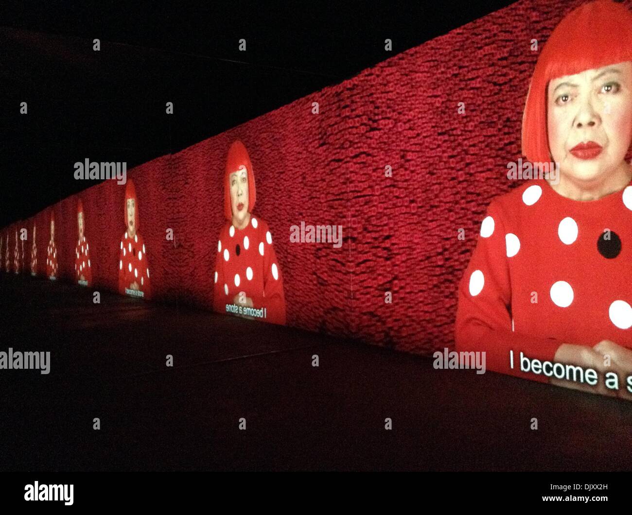 New York, NY, Novembre 29, 2013. 'Manhattan suicidio Addict,' una installazione video dalla mostra "Io che sono arrivati nel cielo da Yayoi Kusama al David Zwirner Gallery. Foto Stock