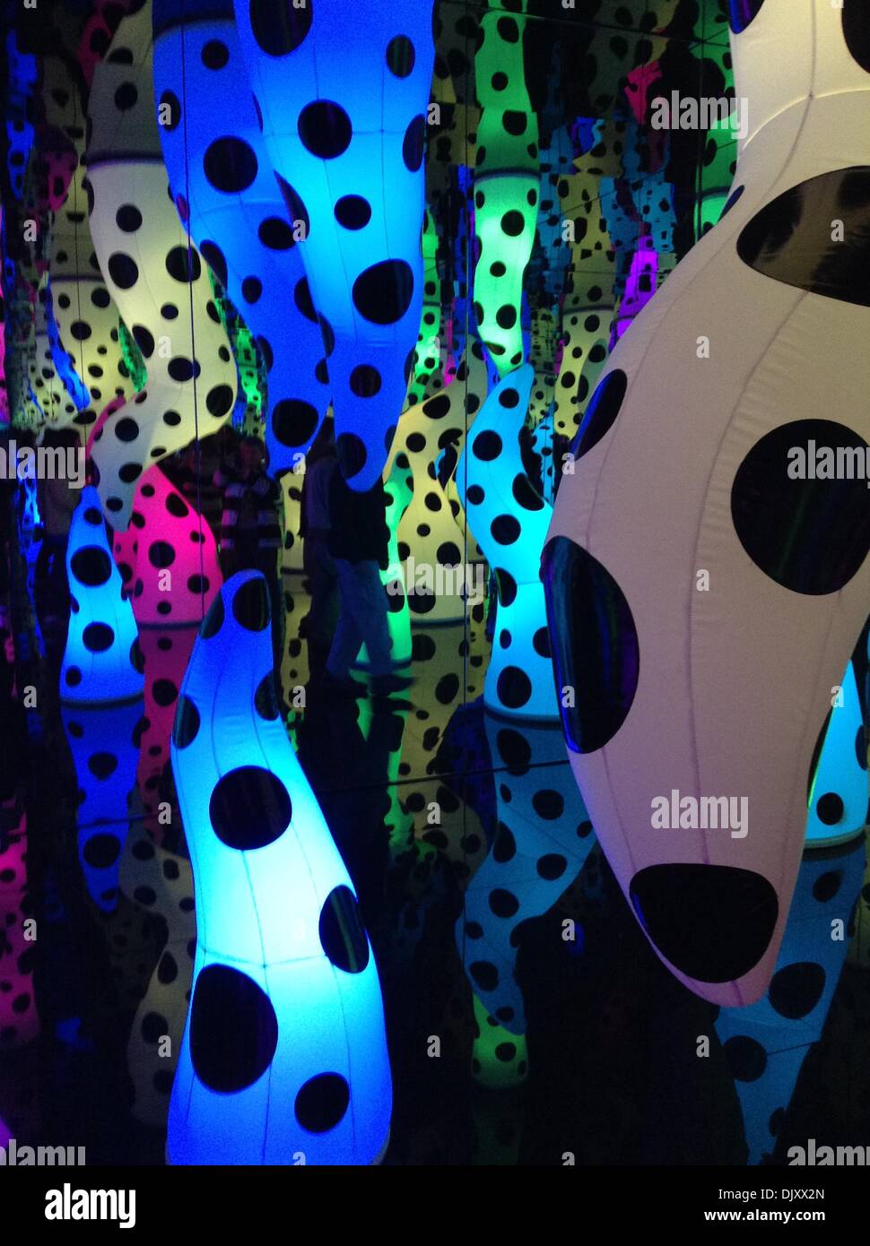New York, NY, Novembre 29, 2013. "L'Amore è chiamata,' una installazione di Yayoi Kusama dalla sua mostra 'Io che sono arrivati nel cielo a David Zwirner Gallery. Foto Stock