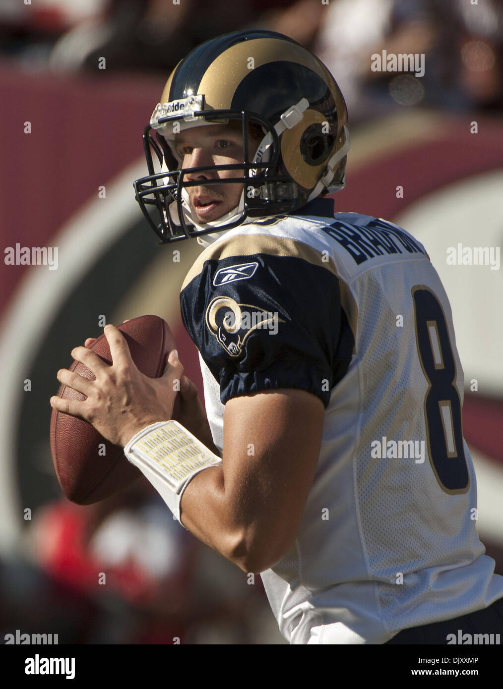 Nov. 14, 2010 - San Francisco, CA, Stati Uniti d'America - San Francisco 49ers vs St Louis Rams al Candlestick Park domenica 14 novembre, 2010. Louis Rams quarterback Sam Bradford #8.. 49ers battere Rams del lavoro straordinario 23-20 (credito Immagine: © Al Golub/ZUMApress.com) Foto Stock