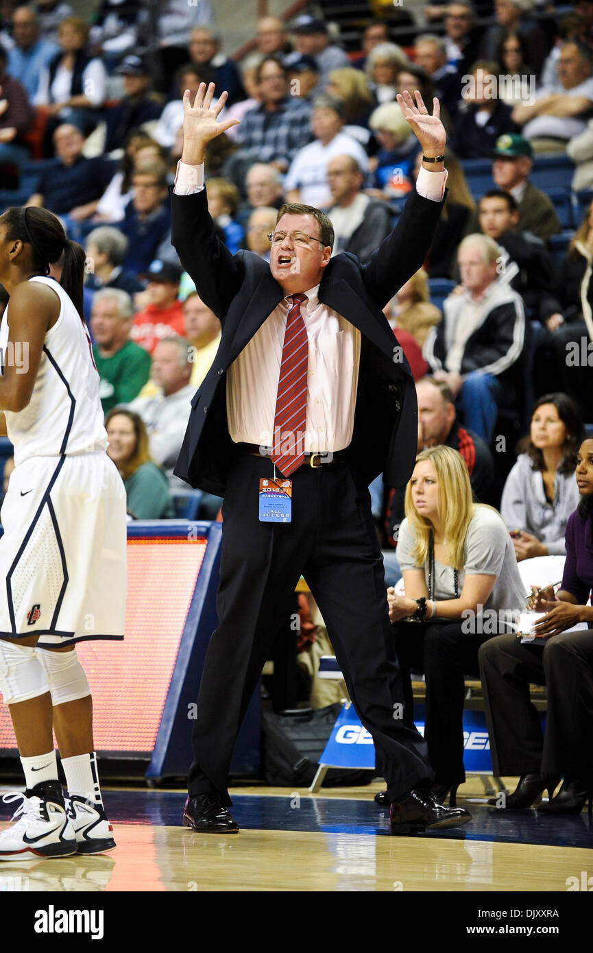 Nov. 14, 2010 - Storrs, Connecticut, Stati Uniti d'America - Santa Croce head coach Bill Gibbons dà senso al suo compagno di squadra sul pavimento. A metà Connecticut porta Santa Croce 63 - 30 a Gampel Pavilion. (Credito Immagine: © Geoff Bolte/Southcreek globale/ZUMApress.com) Foto Stock