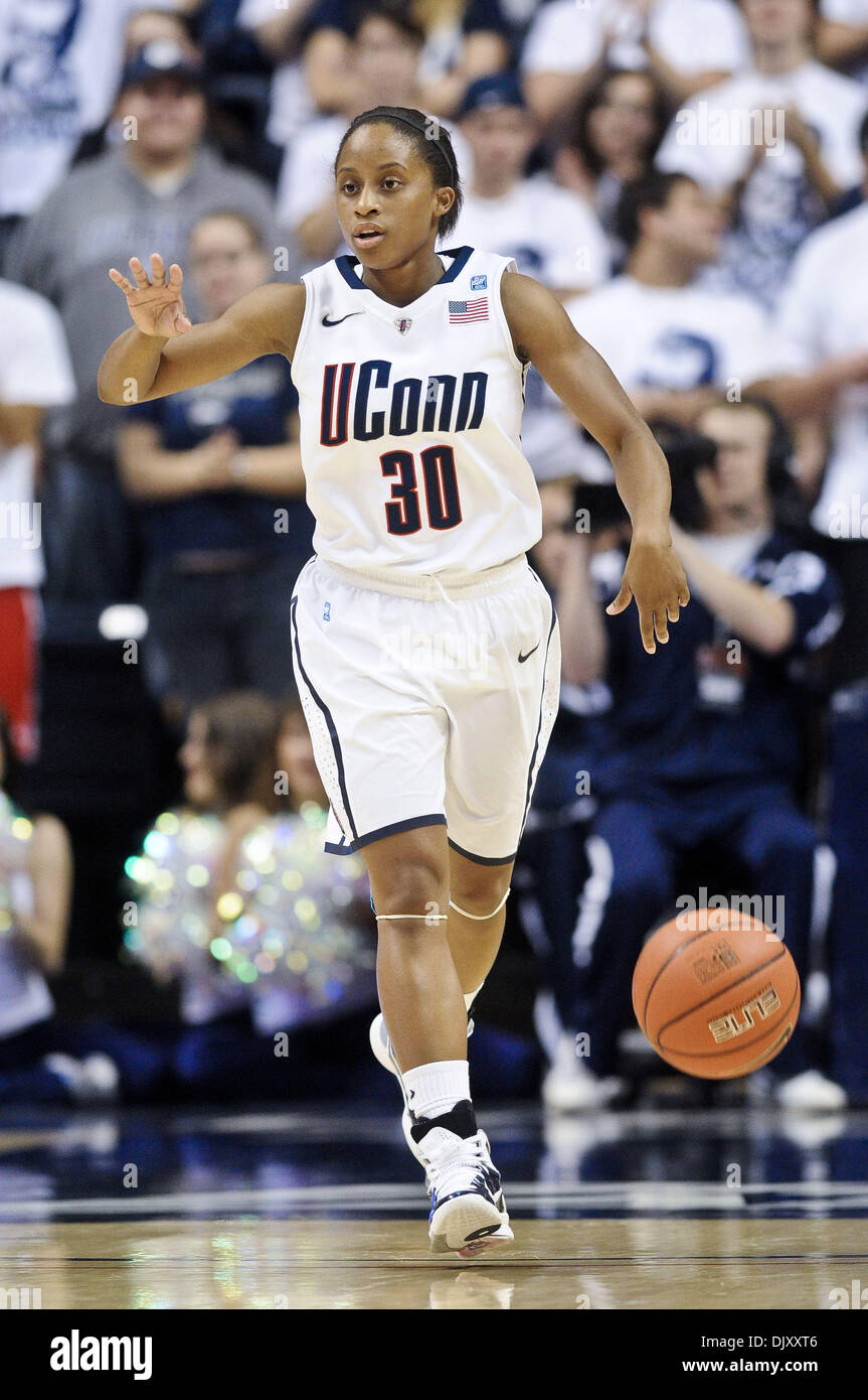 Nov. 14, 2010 - Storrs, Connecticut, Stati Uniti d'America - Connecticut G Lorin Dixon (30) porta la palla fino alla corte. Alla fine del regolamento Connecticut sconfigge Santa Croce 117 - 37 a Gampel Pavilion. Dixon finito il gioco con 32 punti, 4 assist e 6 rimbalzi. (Credito Immagine: © Geoff Bolte/Southcreek globale/ZUMApress.com) Foto Stock