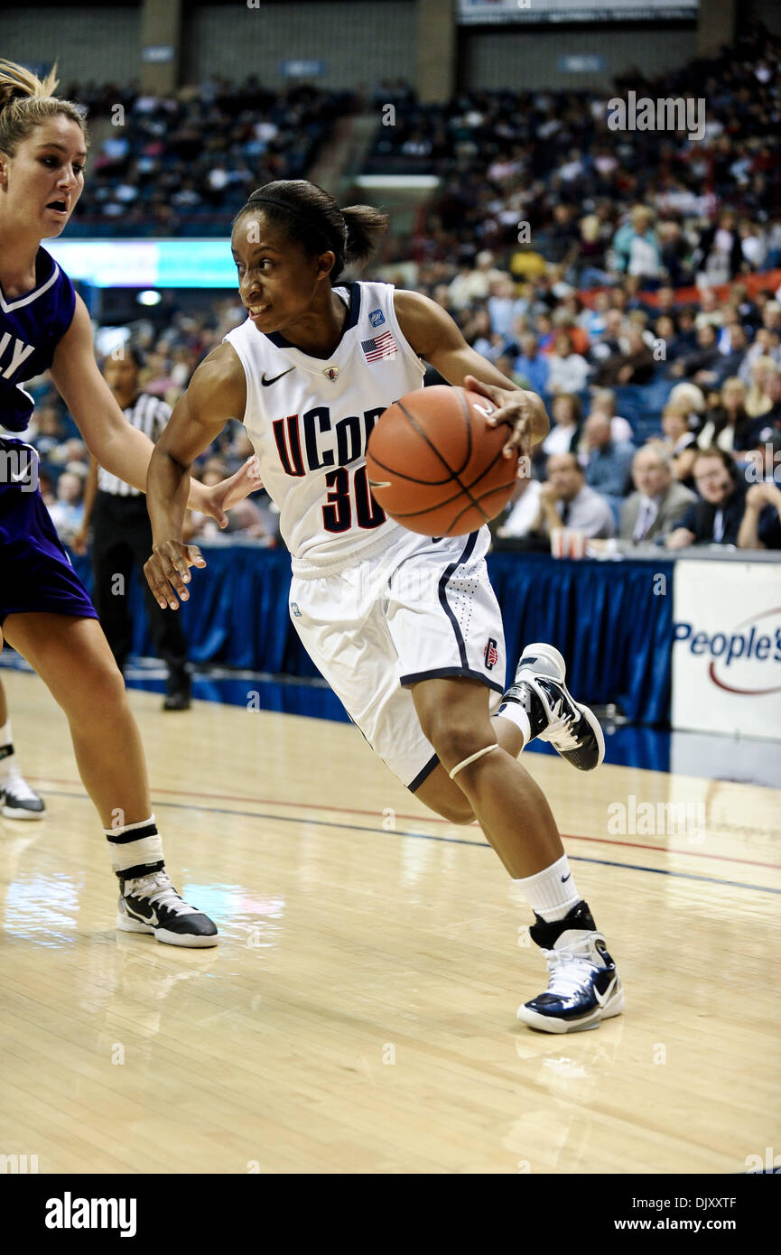 Nov. 14, 2010 - Storrs, Connecticut, Stati Uniti d'America - Connecticut G Lorin Dixon (30) aziona verso il cestello. Alla fine del regolamento Connecticut sconfigge Santa Croce 117 - 37 a Gampel Pavilion. (Credito Immagine: © Geoff Bolte/Southcreek globale/ZUMApress.com) Foto Stock