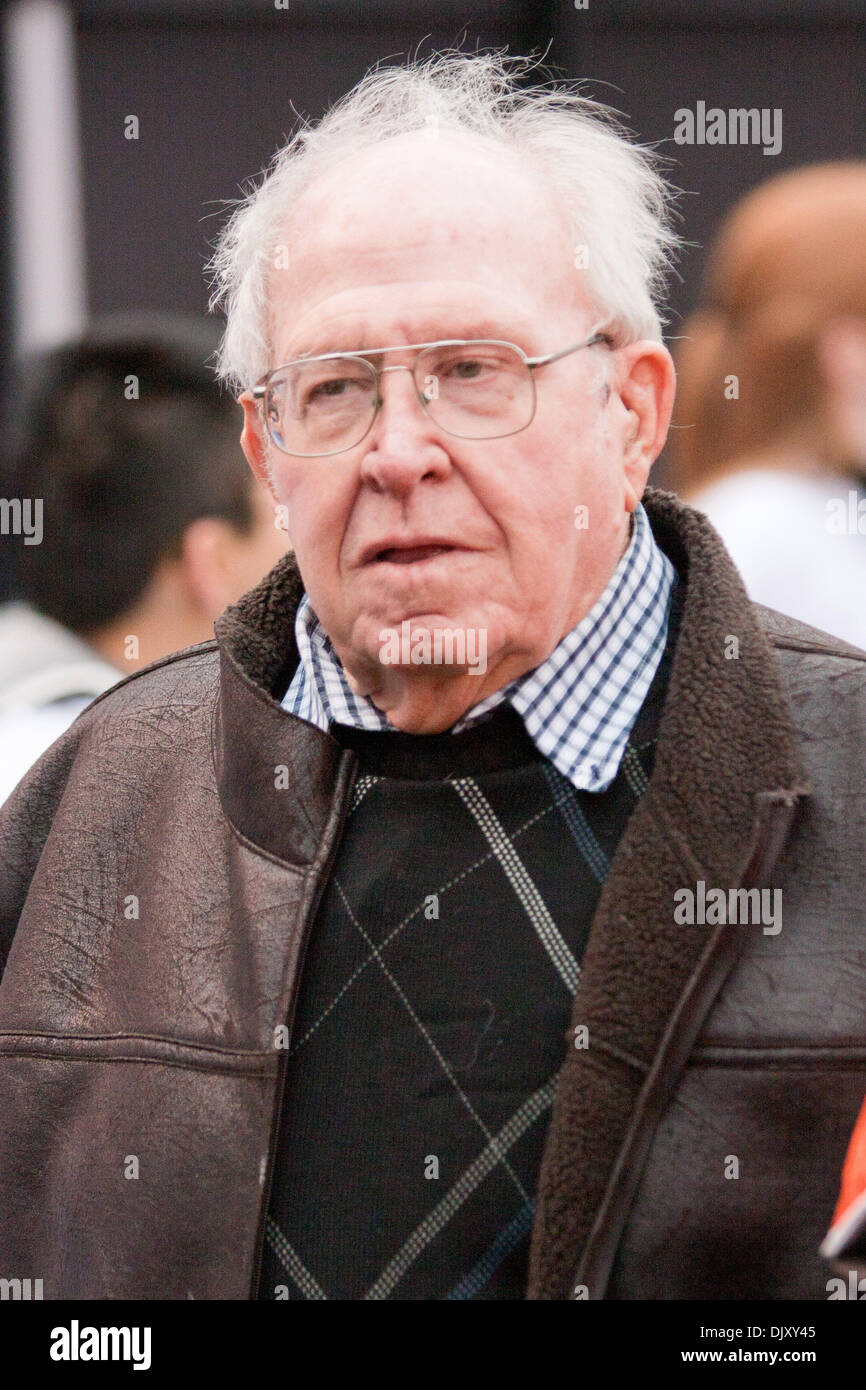 Nov. 14, 2010 - Cleveland, Ohio, Stati Uniti d'America - ex capo allenatore Buddy Ryan è a portata di mano per guardare i suoi due figli coach come i Cleveland Browns prendere sul New York getti giocato al Cleveland Browns Stadium in Cleveland Ohio. (Credito Immagine: © Frank Jansky/Southcreek globale/ZUMApress.com) Foto Stock