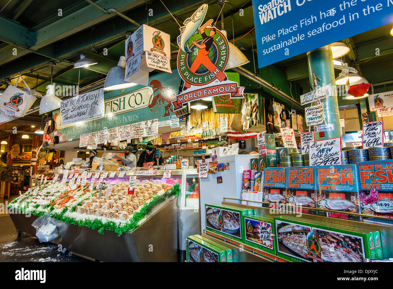 Pressione di stallo di pesce presso il Mercato di Pike Place, Seattle, Washington, Stati Uniti d'America Foto Stock