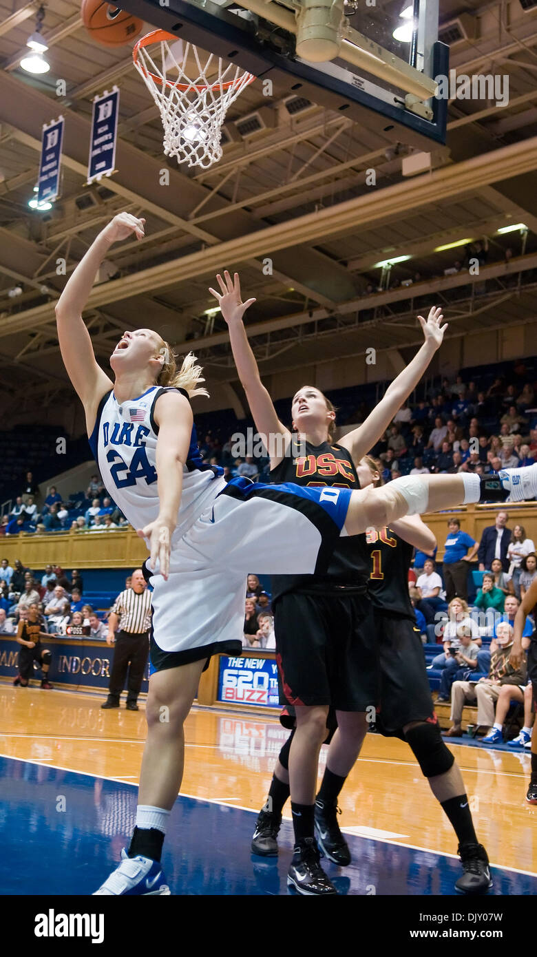 Nov. 15, 2010 - Durham, North Carolina, Stati Uniti d'America - Duca di protezione/avanti Kathleen Scheer (24) butta fuori equilibrio shot dopo aver ottenuto da USC avanti Christina Marinacci (00). Duke batte USC 75-50 a Cameron Indoor Stadium (credito Immagine: © Mark Abbott/Southcreek globale/ZUMApress.com) Foto Stock