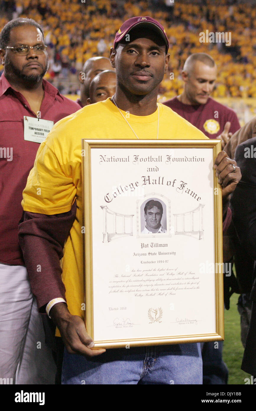 Nov. 16, 2010 - Tempe, Arizona, Stati Uniti d'America - ex Stato dell Arizona player Derrick Rodgers accetta una lapide che ricorda il picchiettio Tillman di induzione nella College Football Hall of Fame durante una partita contro la Stanford Cardinale a Sun Devil Stadium di Tempe, Arizona. Il Cardinale ha battuto il Sun Devils 17-13. (Credito Immagine: © Gene inferiore/Southcreek globale/ZUMApress.com) Foto Stock