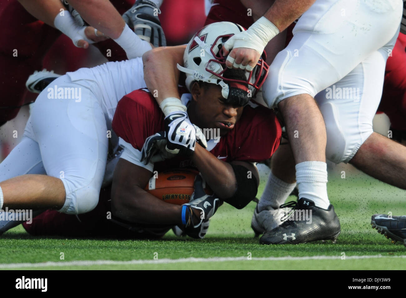 Nov. 20, 2010 - Easton, Pennsylvania, Stati Uniti d'America - Paul Mputu (4) di Lafayette ha il suo casco derubato durante la corsa da Lehigh Mike Groome (43) durante la riunione di 146 tra la Lehigh University vs Lafayette College, la più lunga rivalità continua nel collegio di calcio, al campo di Fischer a Easton Pennsylvania. Lafayette conduce Lehigh da un punteggio di 10 - 7 al tempo di emisaturazione. Foto Stock