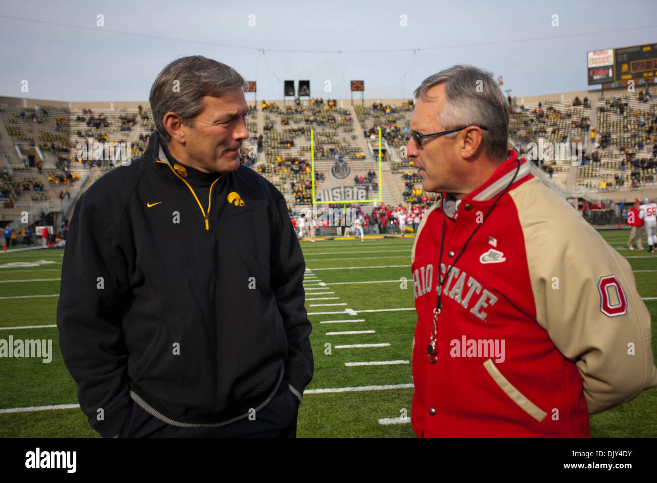 Nov. 20, 2010 - Iowa City, Iowa, Stati Uniti d'America - Iowa Head Coach Kirk Ferentz e Ohio State Head Coach Jim Tressel parlare prima della loro NCAA Football gioco tra l'Iowa Hawkeyes e la Ohio State Buckeyes il Nov 20, 2010 a Kinnick Stadium di Iowa, Città, Ia (credito Immagine: © Luigi Brems/Southcreek globale/ZUMAPRESS.com) Foto Stock