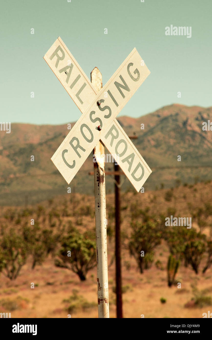 Attraversamento ferroviario segno nel deserto Foto Stock