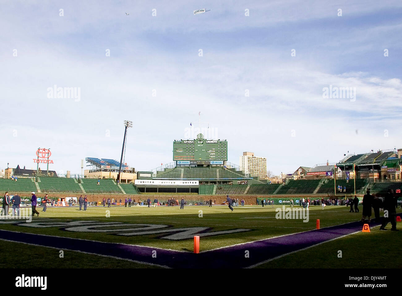 20 nov 2010 - Chicago, Illinois, Stati Uniti - Allstate Wrigleyville classica partita di calcio tra la University of Illinois Fighting Illini e la Northwestern University Wildcats a Wrigley Field. Illinois ha sconfitto la Northwestern 48 a 27. (Credito Immagine: © Mike Granse/ZUMAPRESS.com) Foto Stock