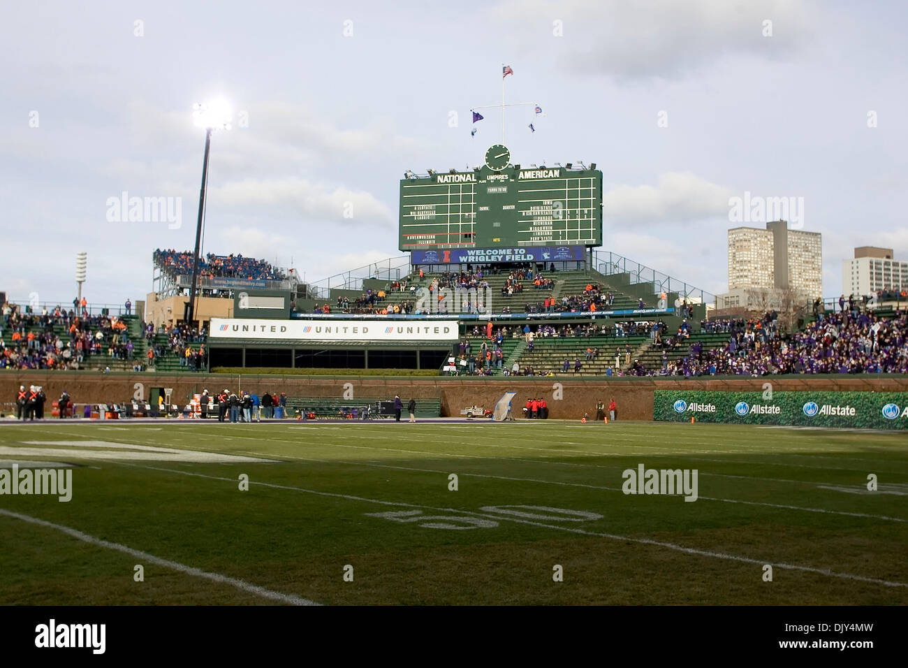 20 nov 2010 - Chicago, Illinois, Stati Uniti - Allstate Wrigleyville classica partita di calcio tra la University of Illinois Fighting Illini e la Northwestern University Wildcats a Wrigley Field. Illinois ha sconfitto la Northwestern 48 a 27. (Credito Immagine: © Mike Granse/ZUMAPRESS.com) Foto Stock