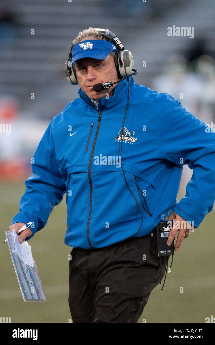 Nov. 20, 2010 - Buffalo, New York, Stati Uniti d'America - Buffalo Bulls head coach Jeff Quinn durante una partita contro il Michigan orientale aquile in UB Stadium. Michigan orientale ha vinto il gioco 21-17. (Credito Immagine: © Mark Konezny/Southcreek globale/ZUMAPRESS.com) Foto Stock