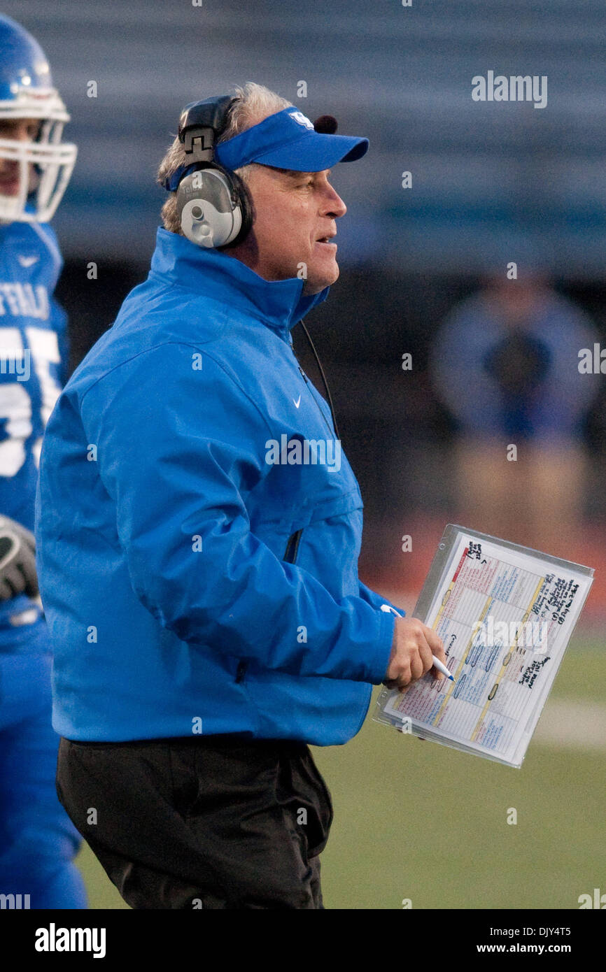 Nov. 20, 2010 - Buffalo, New York, Stati Uniti d'America - Buffalo Bulls head coach Jeff Quinn durante una partita contro il Michigan orientale aquile in UB Stadium. Michigan orientale ha vinto il gioco 21-17. (Credito Immagine: © Mark Konezny/Southcreek globale/ZUMAPRESS.com) Foto Stock