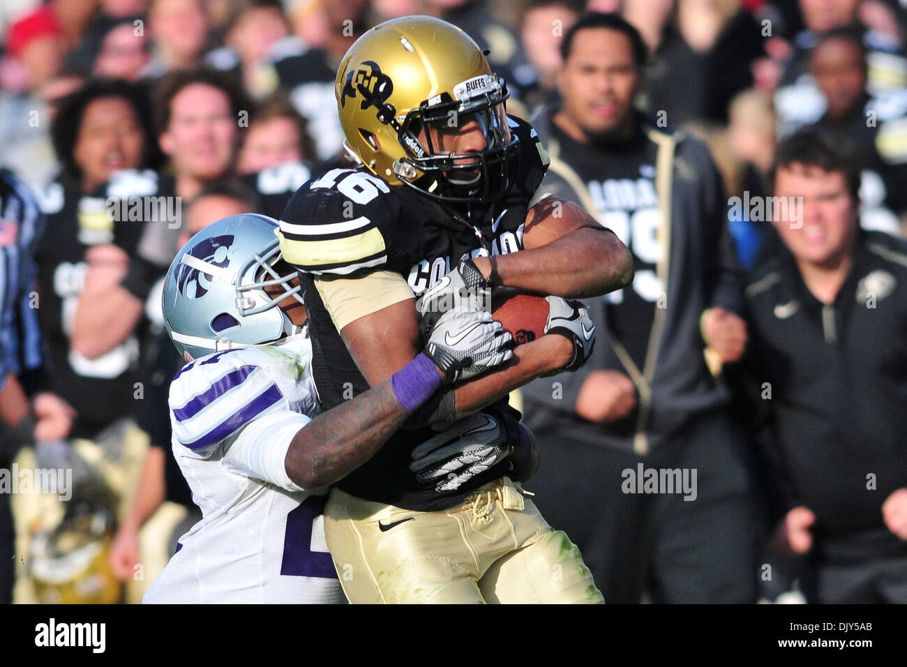 Nov. 20, 2010 - Boulder, Colorado, Stati Uniti d'America - l'Università del Colorado di bufala sarà Jefferson (16) viene affrontato dopo una lunga corsa contro il Kansas State Wildcats presso Folsom campo. Colorado sconfitto Kansas State 44-36. (Credito Immagine: © Michael Furman/Southcreek globale/ZUMAPRESS.com) Foto Stock