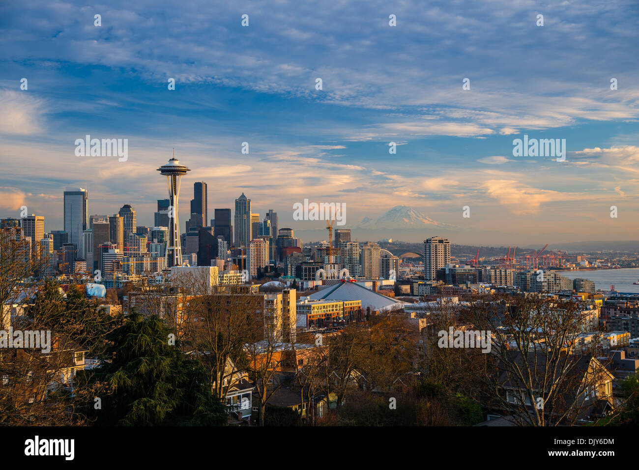 Skyline del centro vista dal Queen Anne con lo Space Needle e il Monte Rainier dietro, Seattle, Washington, Stati Uniti d'America Foto Stock