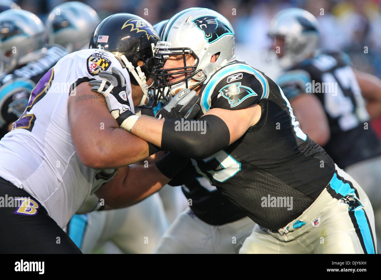 Novembre 21, 2010; Carolina Panthers offensivo affrontare la Giordania lordo (69) tenta di tenere indietro Baltimore Ravens tackle difensivo Haloti Ngata (92) presso la Bank of America Stadium di Charlotte, NC. Il punteggio finale viene Baltimore 37- Carolina 13. . Jim Dedmon/CSM(Immagine di credito: © Jim Dedmon/Cal Sport Media/ZUMAPRESS.com) Foto Stock