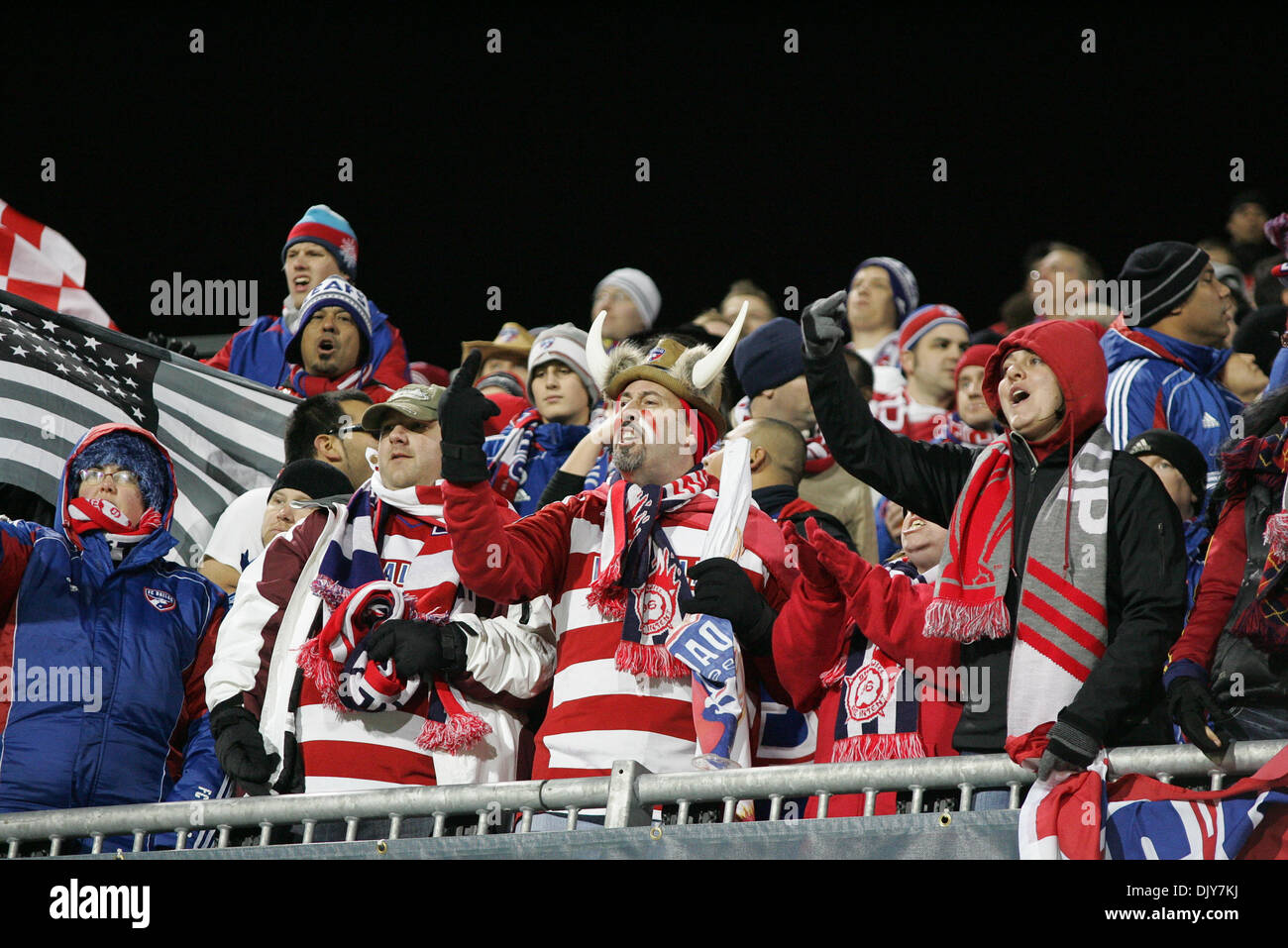 Nov. 21, 2010 - Toronto, Ontario, Canada - FC Dallas fans mostrano il loro piacere verso le rapide sostituti. Il gioco è stato giocato al BMO Field di Toronto, Ontario. Colorado Rapids sconfitto FC Dallas 2-1 in tempo supplementare per vincere la Coppa di MLS. (Credito Immagine: © Steve Dormer Southcreek/Global/ZUMAPRESS.com) Foto Stock