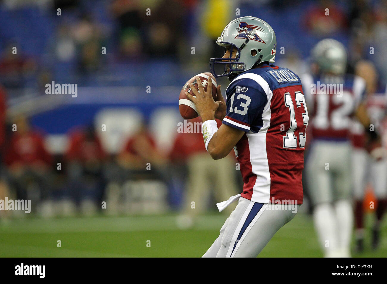 Nov. 21, 2010 - Montreal, Quebec, Canada - Montreal Alouettes' quater back Anthony Calvillo (#13) nel warm-up prima del CFL orientale gioco finale tra la Argonauts di Toronto e Montreal Alouettes allo Stadio Olimpico. (Credito Immagine: © Phillippe Champoux/Southcreek globale/ZUMAPRESS.com) Foto Stock