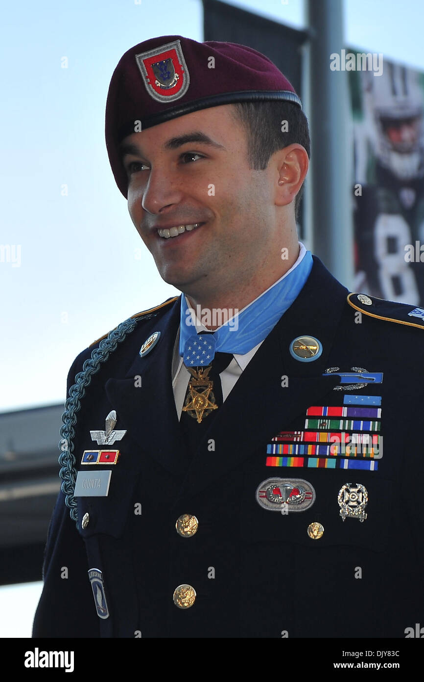 Nov. 21, 2010 - East Rutherford, New Jersey, Stati Uniti d'America - Congressional Medal of Honor personale destinatario Sargent Salvatore Giunta arriva al nuovo Meadowlands Stadium di East Rutherford in New Jersey (credito Immagine: © Brooks von Arx/Southcreek globale/ZUMAPRESS.com) Foto Stock