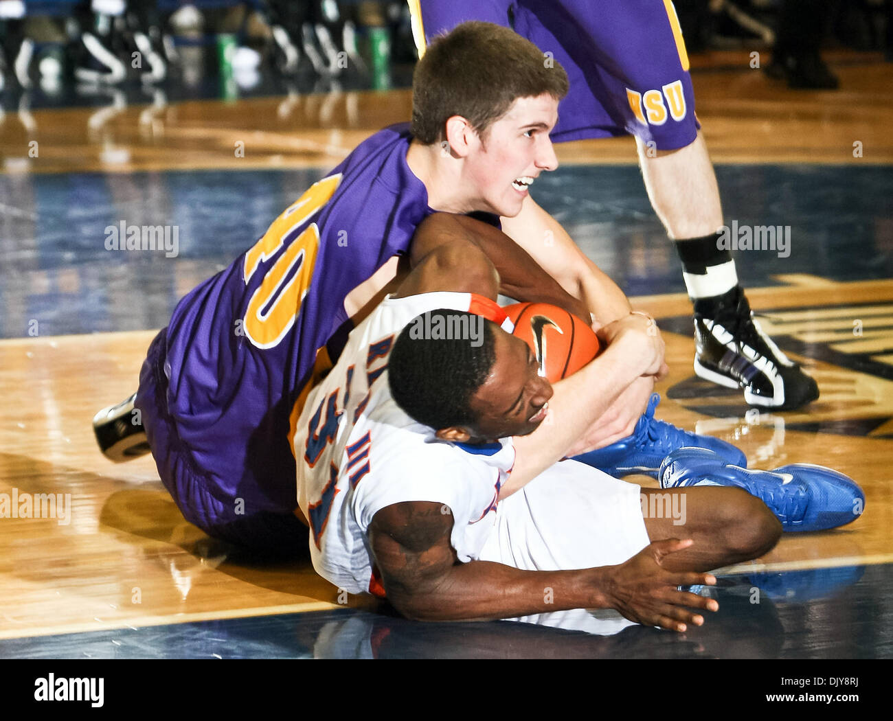 Nov. 22, 2010 - Arlington, Texas, Stati Uniti d'America - Hardin-Simmons Cowboys avanti Joe Richards (40) tenta di combattere la palla da Texas-Arlington non conformisti guard/avanti LaMarcus Reed III (31) del gioco tra l'UTA Mavericks e il cowboy Hardin-Simmons tenutasi presso l'Università del Texas ad Arlington, Texas Hall di Arlington, Texas. UTA sconfigge Hardin-Simmons 88 A Foto Stock