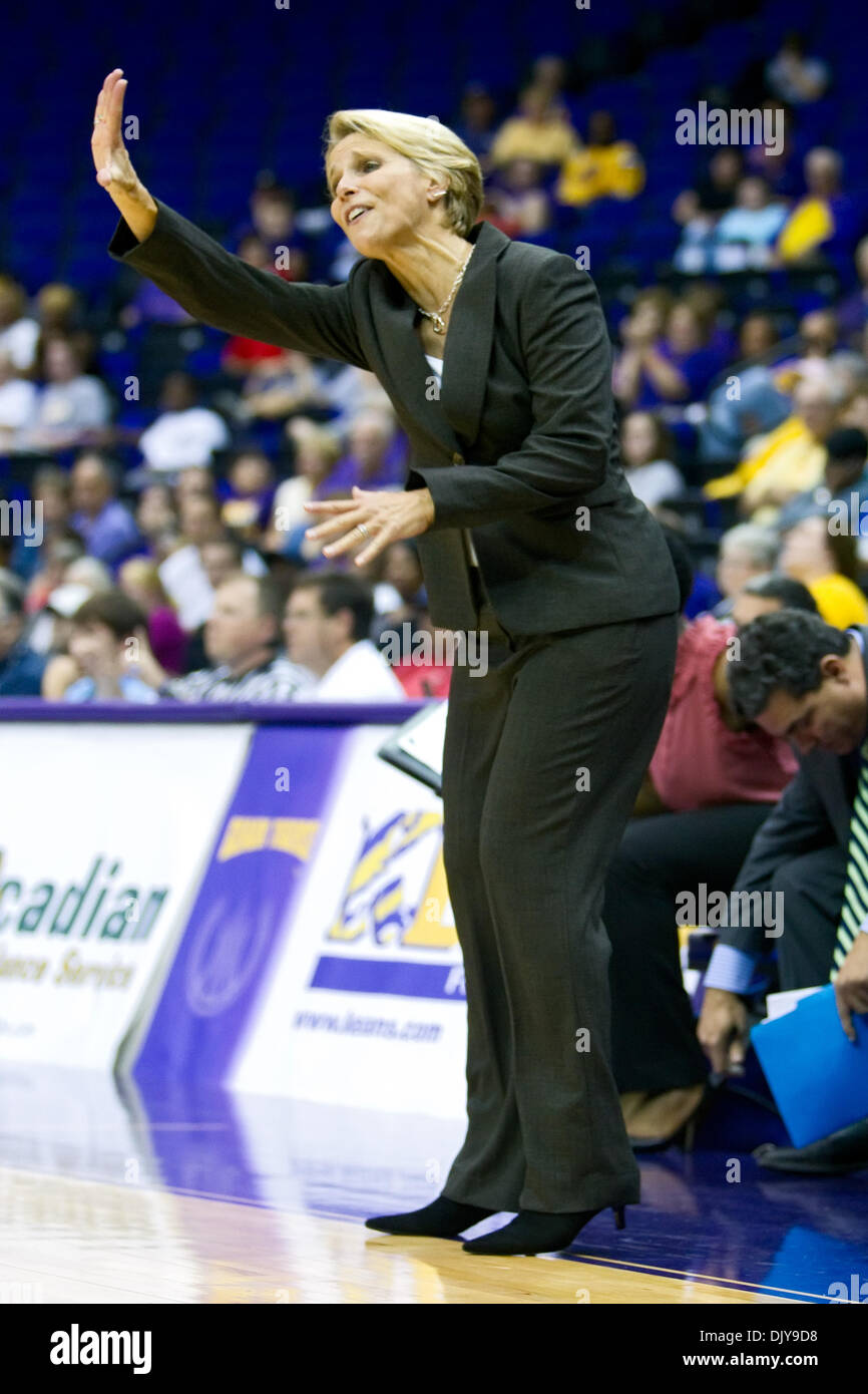 Nov. 23, 2010 - Baton Rouge, Louisiana, Stati Uniti d'America - 23 novembre 2010; Tulane presso la LSU; Tulane head coach Lisa Stockton sostiene con un ufficiale durante il primo semestre; Baton Rouge, Louisiana (credito Immagine: © Giovanni Korduner/Southcreek globale/ZUMAPRESS.com) Foto Stock