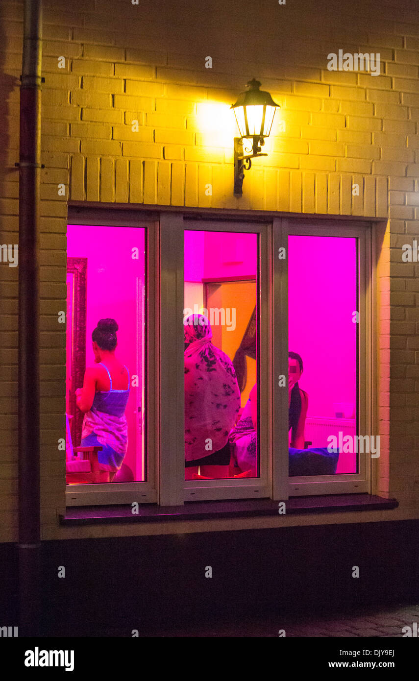 Il quartiere a luci rosse, la meretrice seduta in finestre illuminate. La maggior parte delle donne provenienti da paesi dell'est europeo. Oberhausen Germania Foto Stock