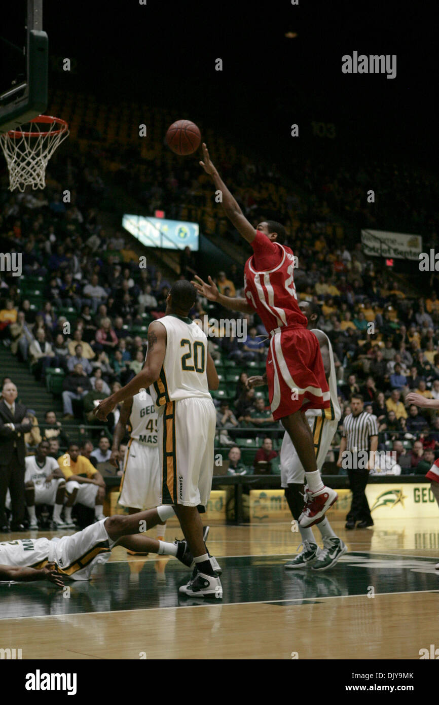 Nov. 24, 2010 - Fairfax, Virginia, Stati Uniti d'America - Johnathan Edwards (23) di Radford University spara il basket contro la George Mason University a Patriot Center. George Mason sconfitto Radford University 81-55. (Credito Immagine: © Charles Barner/Southcreek globale/ZUMAPRESS.com) Foto Stock