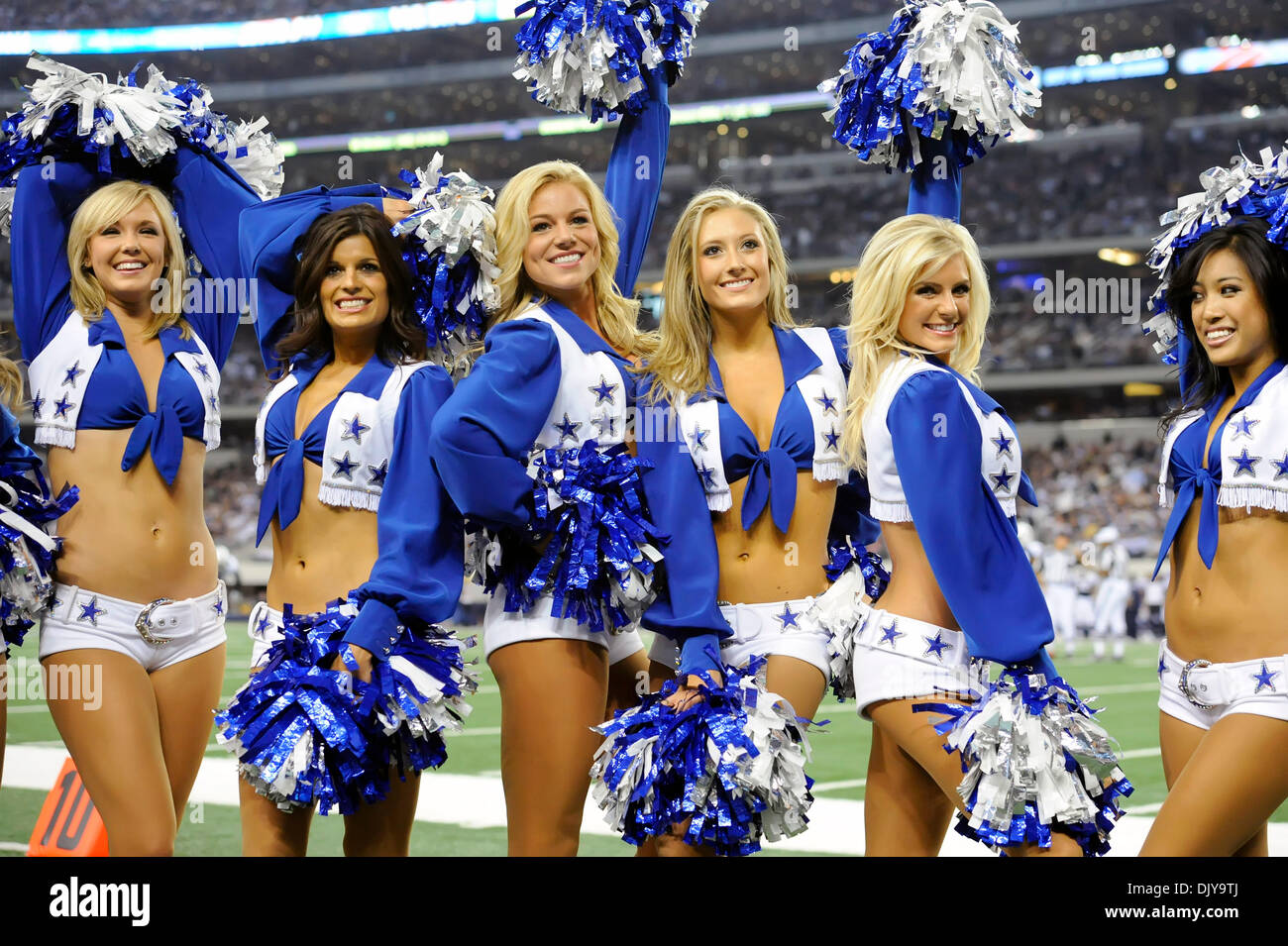 Nov. 25, 2010 - Arlington, Texas, Stati Uniti d'America - Dallas Cowboys cheerleaders durante il gioco come il New Orleans Saints torna alla sconfitta Dallas Cowboys 30-27 a cowboy Stadium di Arlington, Texas. (Credito Immagine: © Steven Leija/Southcreek globale/ZUMAPRESS.com) Foto Stock