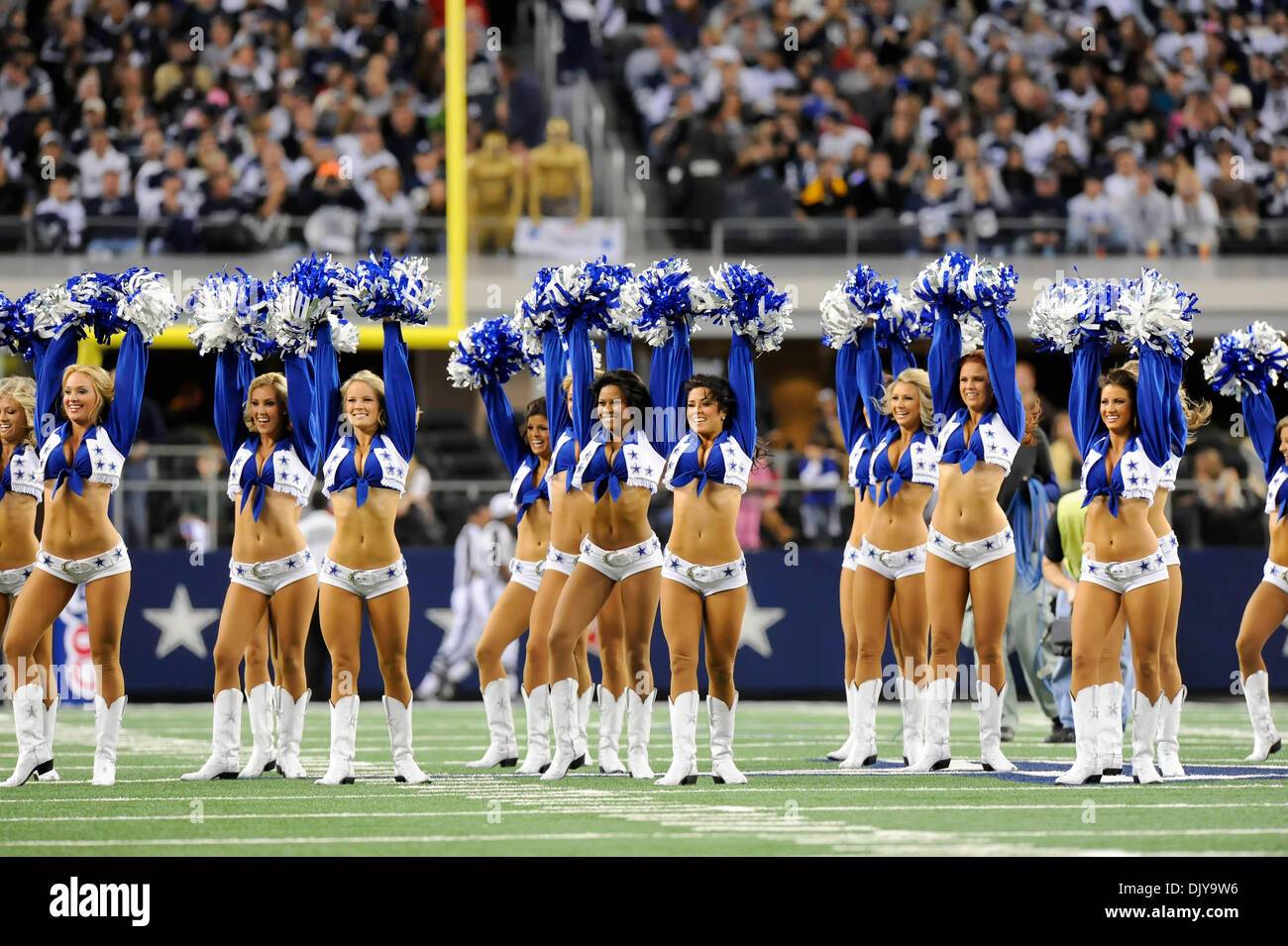 Nov. 25, 2010 - Arlington, Texas, Stati Uniti d'America - Dallas Cowboys cheerleaders durante il gioco come il New Orleans Saints torna alla sconfitta Dallas Cowboys 30-27 a cowboy Stadium di Arlington, Texas. (Credito Immagine: © Steven Leija/Southcreek globale/ZUMAPRESS.com) Foto Stock