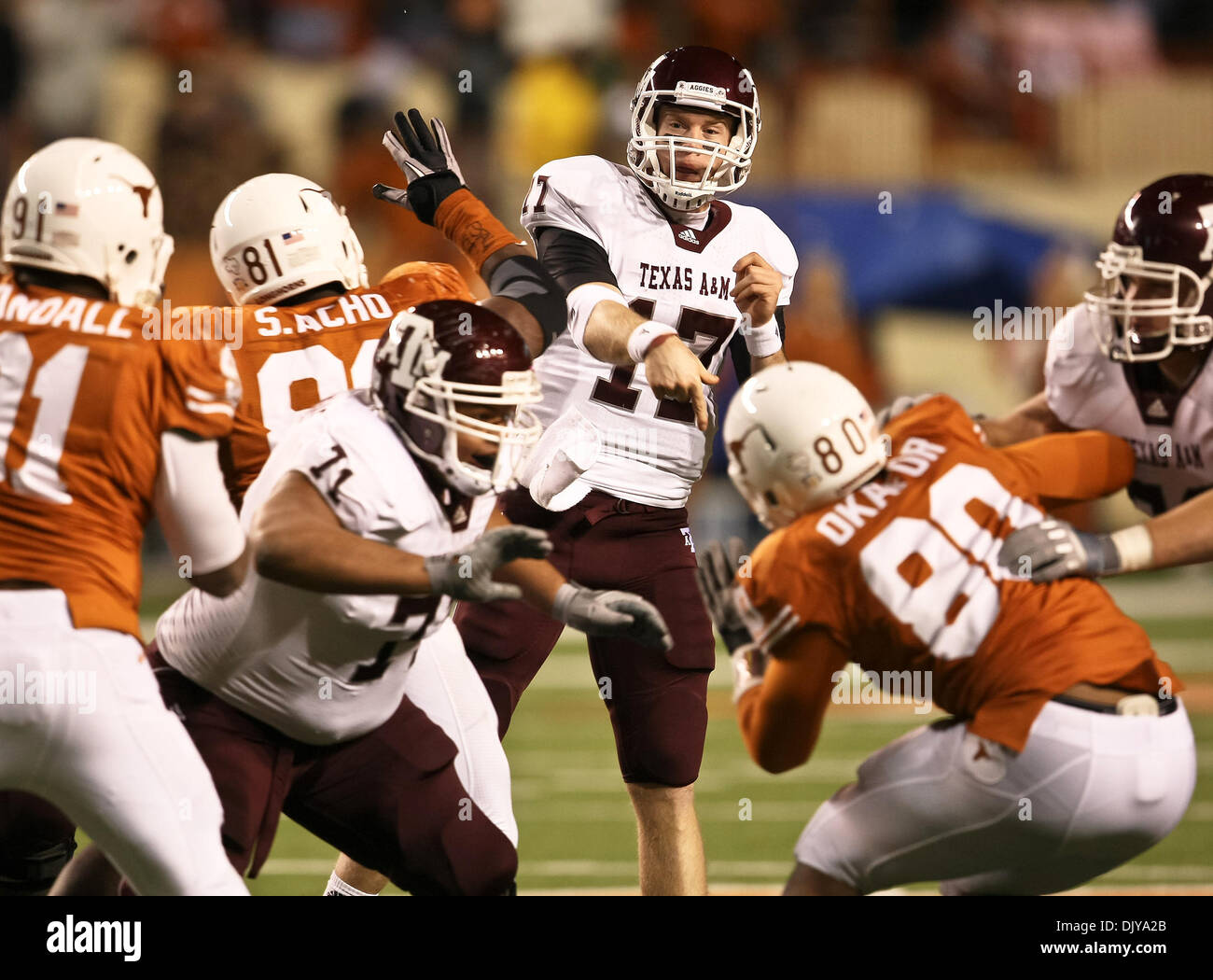 Nov. 25, 2010 - Austin, Texas, Stati Uniti d'America - Texas A&M Aggies quarterback Ryan Tannehill (17) in azione durante il Texas A & M vs. Texas Longhorns gioco di calcio a Darrell K Royal - Texas Memorial Stadium di Austin, TX. Texas A & M sconfigge il Texas da 24 a 17. (Credito Immagine: © Dan Wozniak/Southcreek globale/ZUMAPRESS.com) Foto Stock