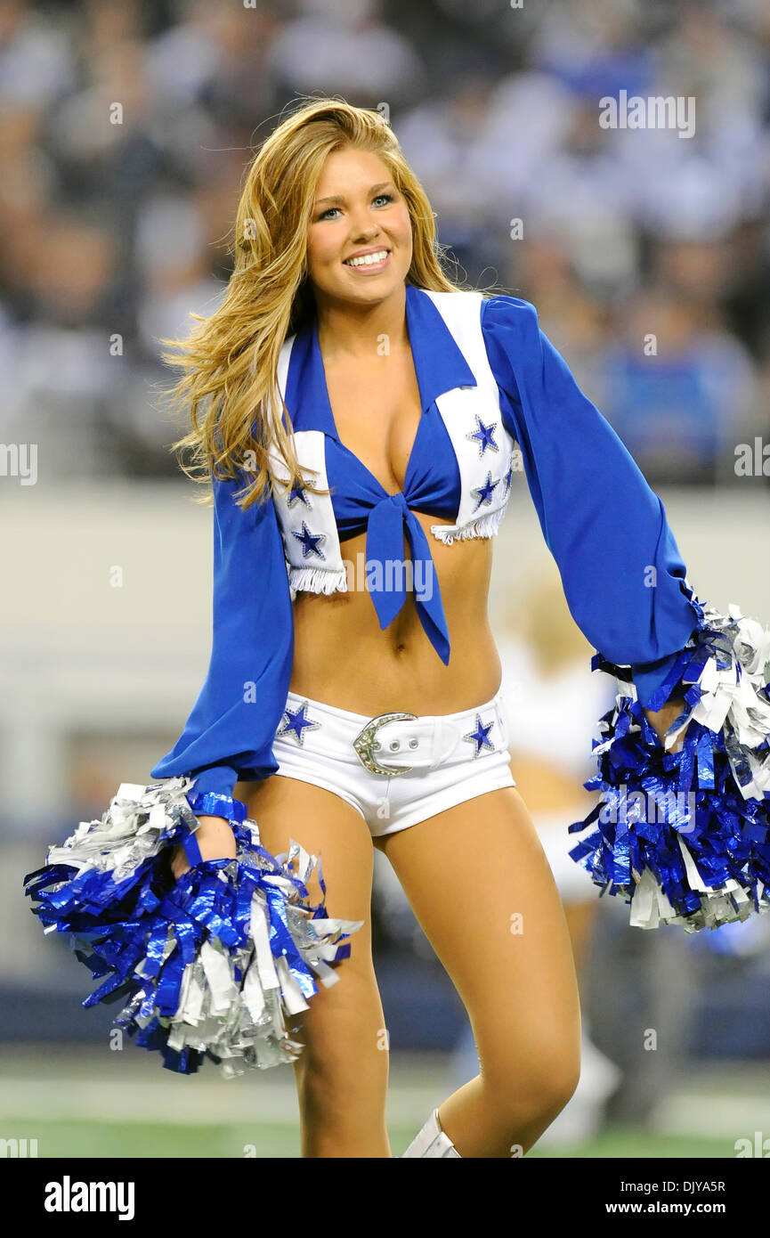 Nov. 25, 2010 - Arlington, Texas, Stati Uniti d'America - Dallas Cowboys cheerleaders durante il gioco come il New Orleans Saints torna alla sconfitta Dallas Cowboys 30-27 a cowboy Stadium di Arlington, Texas. (Credito Immagine: © Steven Leija/Southcreek globale/ZUMAPRESS.com) Foto Stock