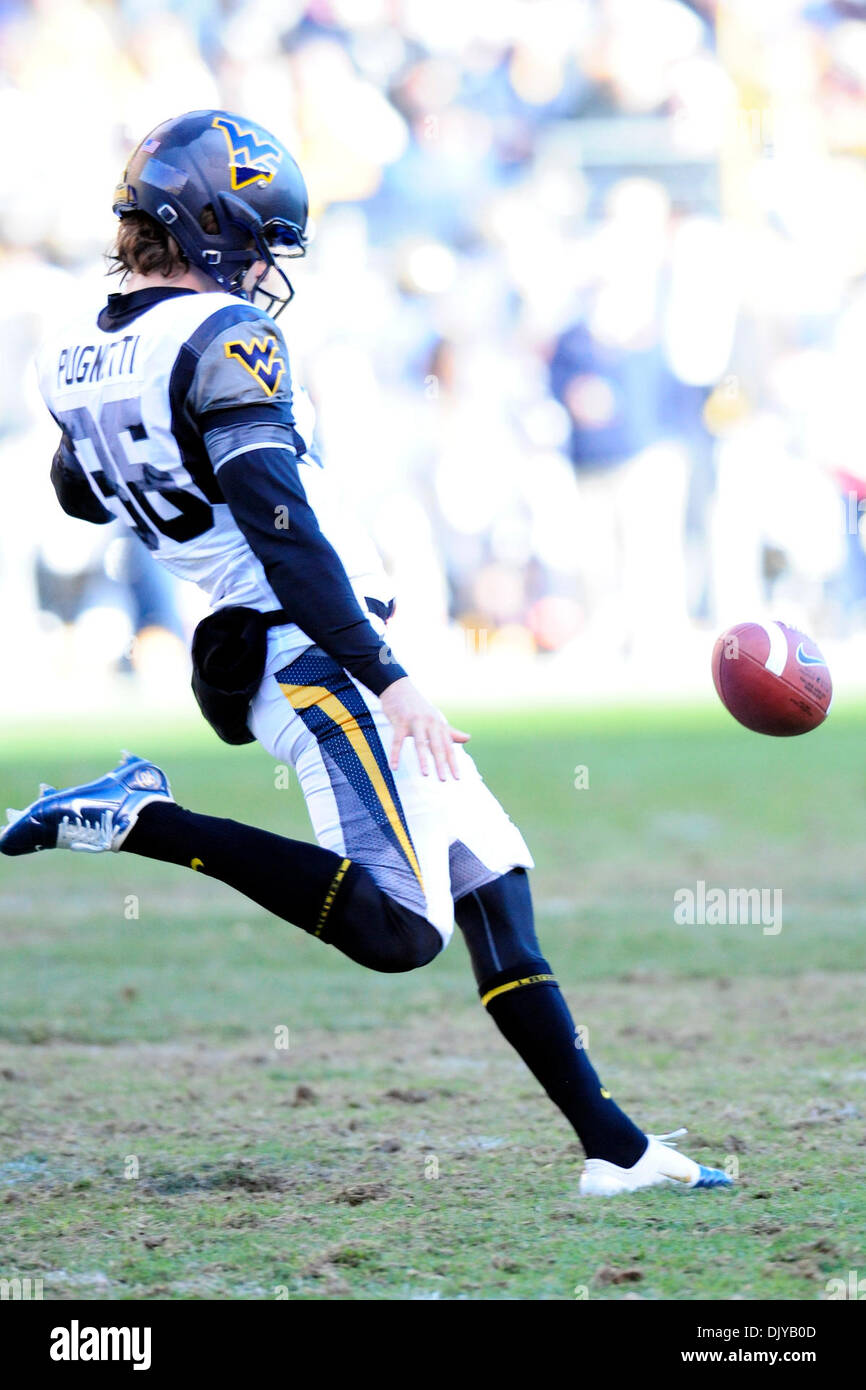 Nov. 26, 2010 - Pittsburgh, Pennsylvania, Stati Uniti d'America - 26 Novembre 2010: West Virginia P Gregg Pugnetti (#36) sterline la sfera torna alla Pittsburgh Panthers in1a metà azione a Heinz Field di Pittsburgh Pennsylvania. West Virginia sconfigge Pittsburgh 35-10. (Credito Immagine: © Paul Lindenfelser/Southcreek globale/ZUMAPRESS.com) Foto Stock