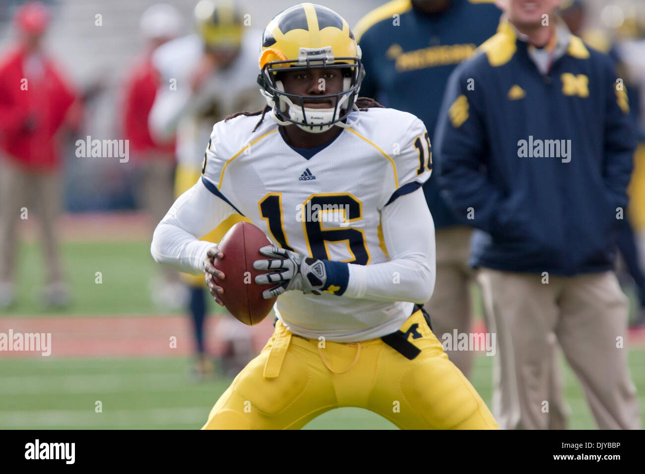 Nov. 27, 2010 - Columbus, Ohio, Stati Uniti d'America - Michigan ghiottoni quarterback Denard Robinson (16) si riscalda prima della partita contro la Ohio State Buckeyes ha suonato presso lo Stadio Ohio in Columbus, Ohio. (Credito Immagine: © Frank Jansky/Southcreek globale/ZUMAPRESS.com) Foto Stock