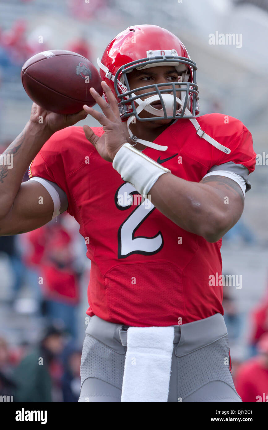 Nov. 27, 2010 - Columbus, Ohio, Stati Uniti d'America - Ohio State Buckeyes quarterback Terrelle Pryor (2) si riscalda prima della partita contro il Michigan ghiottoni ha suonato presso lo Stadio Ohio in Columbus, Ohio. (Credito Immagine: © Frank Jansky/Southcreek globale/ZUMAPRESS.com) Foto Stock