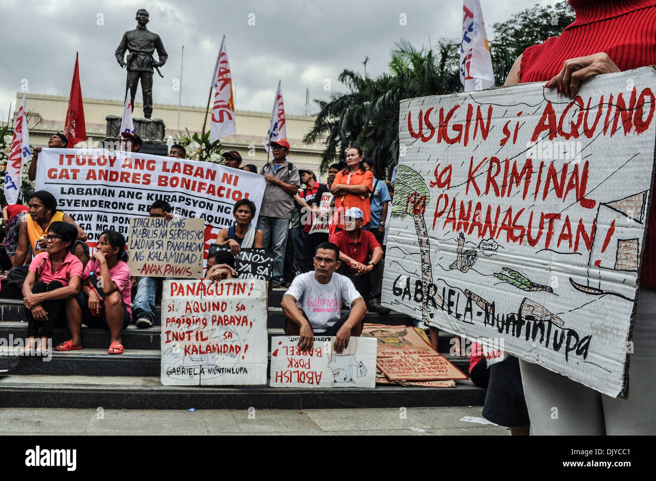 Manila, Filippine. 30 Novembre, 2013. Classe lavoro Filippini a raccogliere il Liwasang Bonifacio come gruppi militanti, contrassegnare il centocinquantesimo compleanno del patriota filippino, Andres Bonifacio tenendo proteste e varie attività a Manila, sabato, 30 novembre 2013. Guidati dal diritto del lavoro nazionale centro Kilusang Mayo Onu (KMU), il loro programma coincide con altri gruppi di lavoro' proteste in tutto il paese.Foto: George Calvelo/NurPhoto Credito: George Calvelo/NurPhoto/ZUMAPRESS.com/Alamy Live News Foto Stock