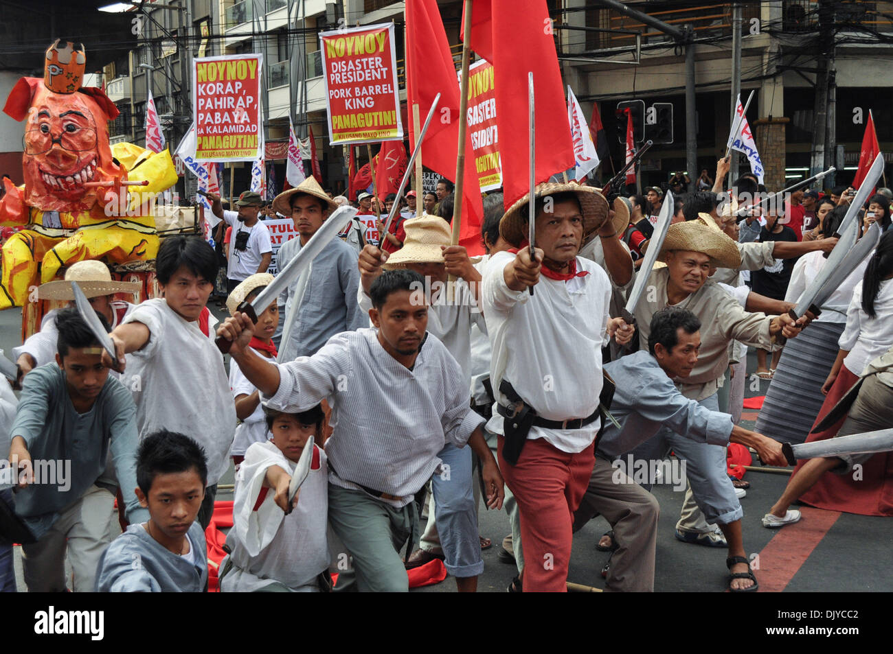 Manila, Filippine. 30 Novembre, 2013. Attori ri-emanare eventi dalla cronologia quando patriota filippino Andres Bonifacio ha portato il Katipunan nella rivoluzione, come gruppi militanti, contrassegnare l'eroe 150birtday, tenendo le proteste e le varie attività di Manila, sabato, 30 novembre 2013. Guidati dal diritto del lavoro nazionale centro Kilusang Mayo Onu (KMU), il loro programma coincide con altri gruppi di lavoro' proteste in tutto il paese.Foto: George Calvelo/NurPhoto Credito: George Calvelo/NurPhoto/ZUMAPRESS.com/Alamy Live News Foto Stock