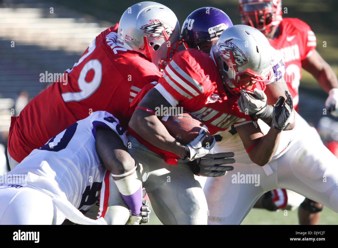 Nov. 27, 2010 - Albuquerque, Nuovo Messico, Stati Uniti d'America - Università del Nuovo Messico running back Kasey Carrier (#21) essendo affrontato dalla rana cornuta di difesa. Il Texas Christian cornuto rane lead the Lobos 17-31 a metà tempo in Albuquerque, Nuovo Messico presso University Stadium. (Credito Immagine: © lunga Nuygen/Southcreek globale/ZUMAPRESS.com) Foto Stock