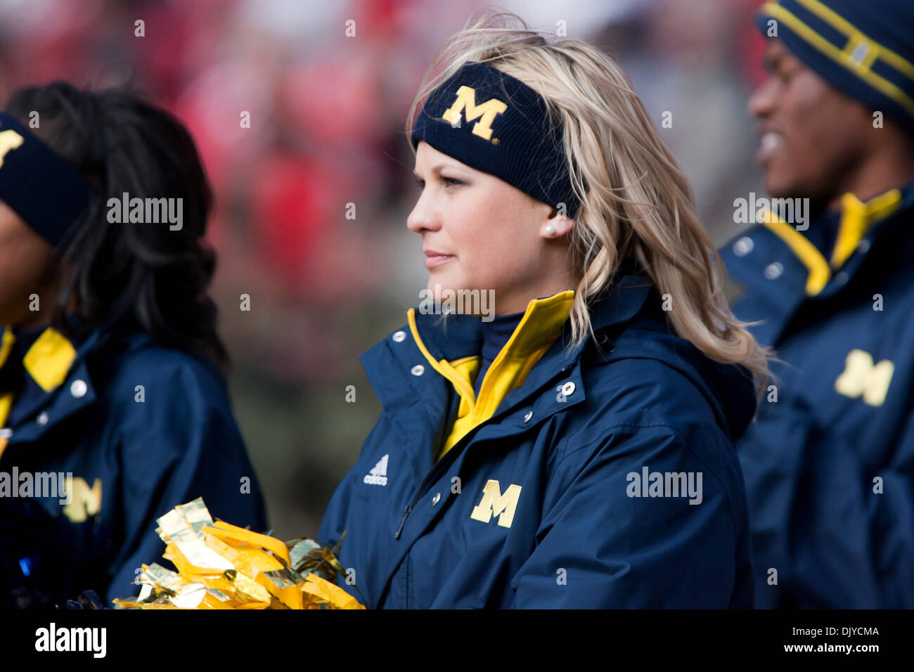 Nov. 27, 2010 - Columbus, Ohio, Stati Uniti d'America - Michigan una cheerleader in disparte durante la partita contro la Ohio State. La Ohio State Buckeyes sconfitto il Michigan ghiottoni 37-7 presso lo Stadio Ohio in Columbus, Ohio a conquistare una quota del loro sesto grande dritto dieci campionato. (Credito Immagine: © Frank Jansky/Southcreek globale/ZUMAPRESS.com) Foto Stock