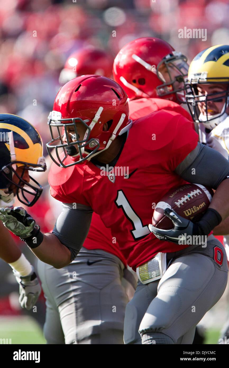 Nov. 27, 2010 - Columbus, Ohio, Stati Uniti d'America - Ohio State running back Dan Herron (1) porta il calcio durante la partita contro il Michigan. La Ohio State Buckeyes sconfitto il Michigan ghiottoni 37-7 presso lo Stadio Ohio in Columbus, Ohio a conquistare una quota del loro sesto grande dritto dieci campionato. (Credito Immagine: © Frank Jansky/Southcreek globale/ZUMAPRESS.com) Foto Stock