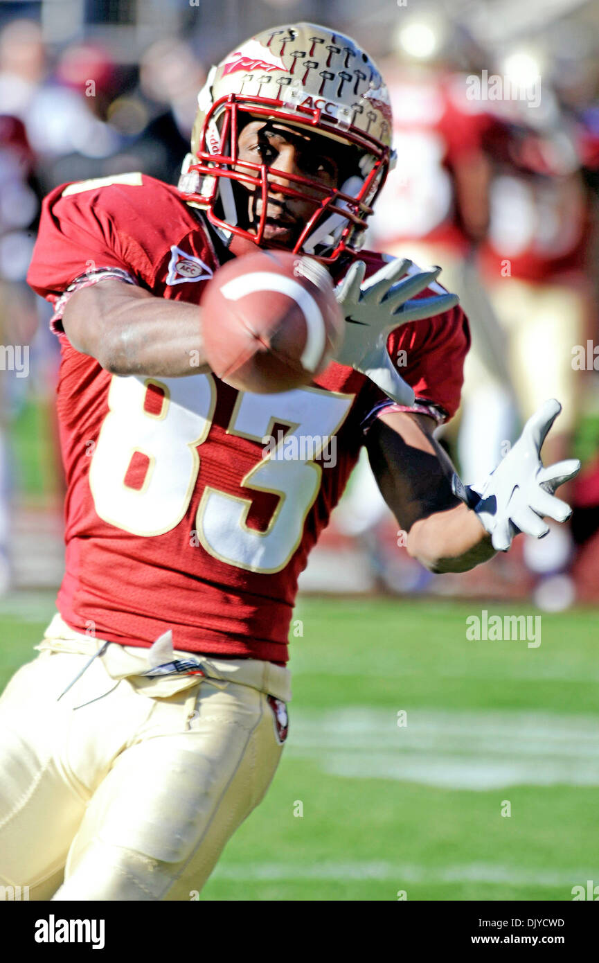 Nov. 27, 2010 - Tallahassee, Florida, Stati Uniti d'America - 27 Novembre 2010: . Stato della Florida WR Bert Reed (83) afferra il primo passaggio della giornata per un FSU firts giù durante il primo trimestre. FSU sconfitto Florida 31-7 a Doak Campbell Stadium di Tallahassee, Florida. (Credito Immagine: © Mike Olivella/ZUMAPRESS.com) Foto Stock