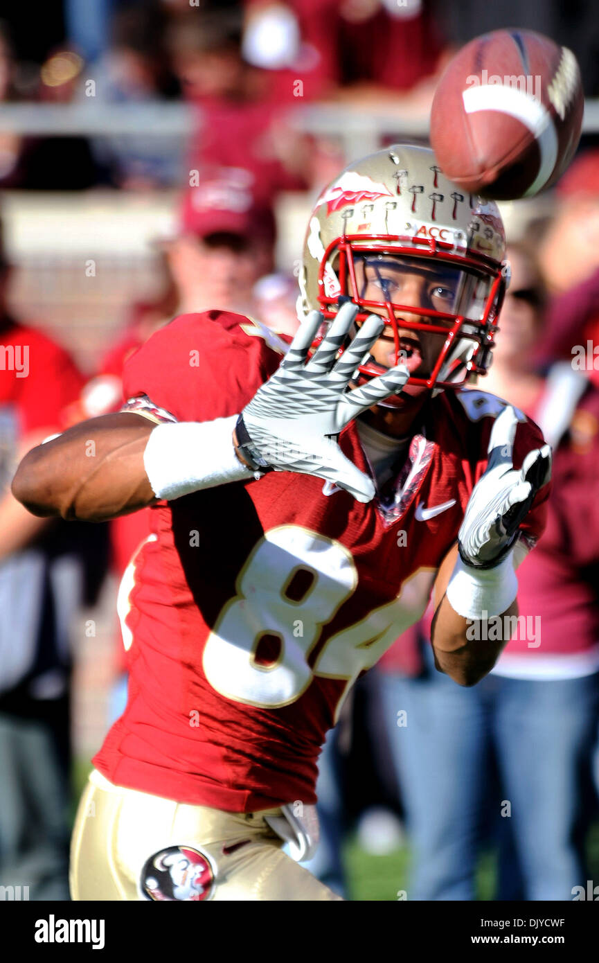 Nov. 27, 2010 - Tallahassee, Florida, Stati Uniti d'America - 27 Novembre 2010: . Stato della Florida WR Rodney Smith (84) cale in un cantiere di nove reception per un FSU prima verso il basso durante il primo trimestre. FSU sconfitto Florida 31-7 a Doak Campbell Stadium di Tallahassee, Florida. (Credito Immagine: © Mike Olivella/ZUMAPRESS.com) Foto Stock