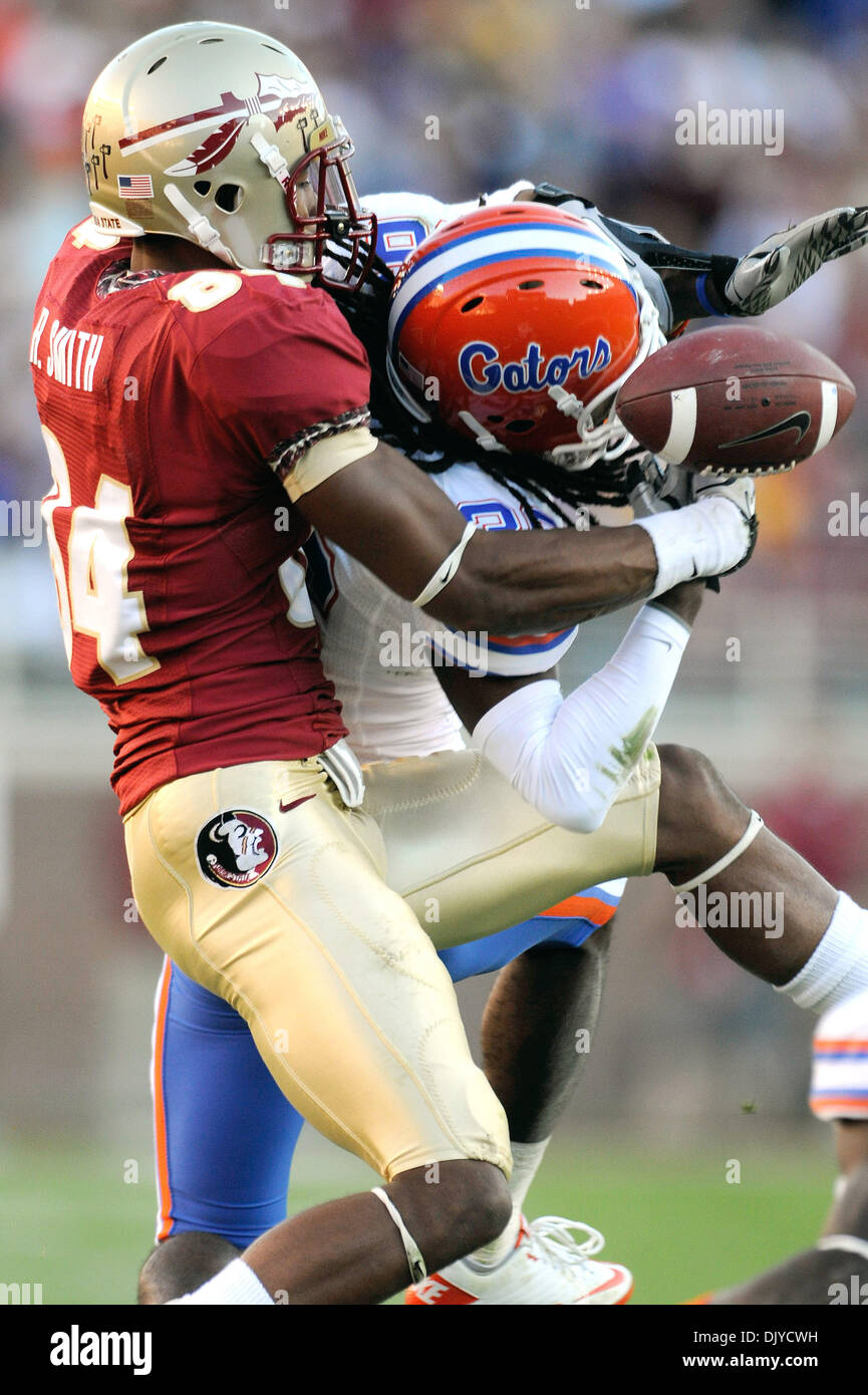 Nov. 27, 2010 - Tallahassee, Florida, Stati Uniti d'America - 27 Novembre 2010: . Stato della Florida WR Rodney Smith (84) impedisce a UF DB da intercettare un passaggio destinato per Smith. FSU sconfitto Florida 31-7 a Doak Campbell Stadium di Tallahassee, Florida. (Credito Immagine: © Mike Olivella/ZUMAPRESS.com) Foto Stock