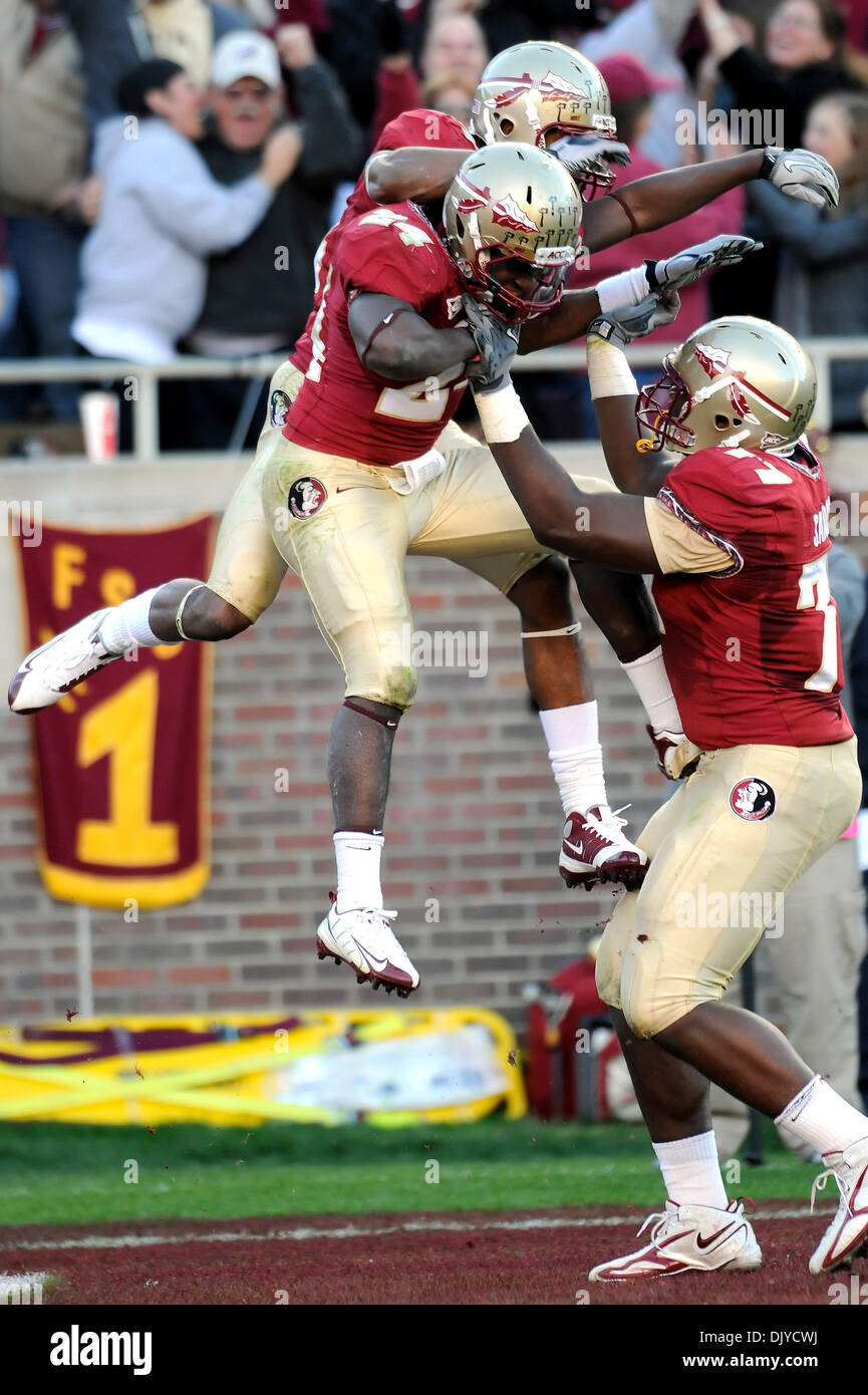 Nov. 27, 2010 - Tallahassee, Florida, Stati Uniti d'America - 27 Novembre 2010: . Stato della Florida giocatori celebrare con RB Lonnie Pryor (24) Dopo Pryor punteggio totalizzato FSU del primo touchdown del gioco per prendere un 10-7 portano il Gator. FSU sconfitto Florida 31-7 a Doak Campbell Stadium di Tallahassee, Florida. (Credito Immagine: © Mike Olivella/ZUMAPRESS.com) Foto Stock