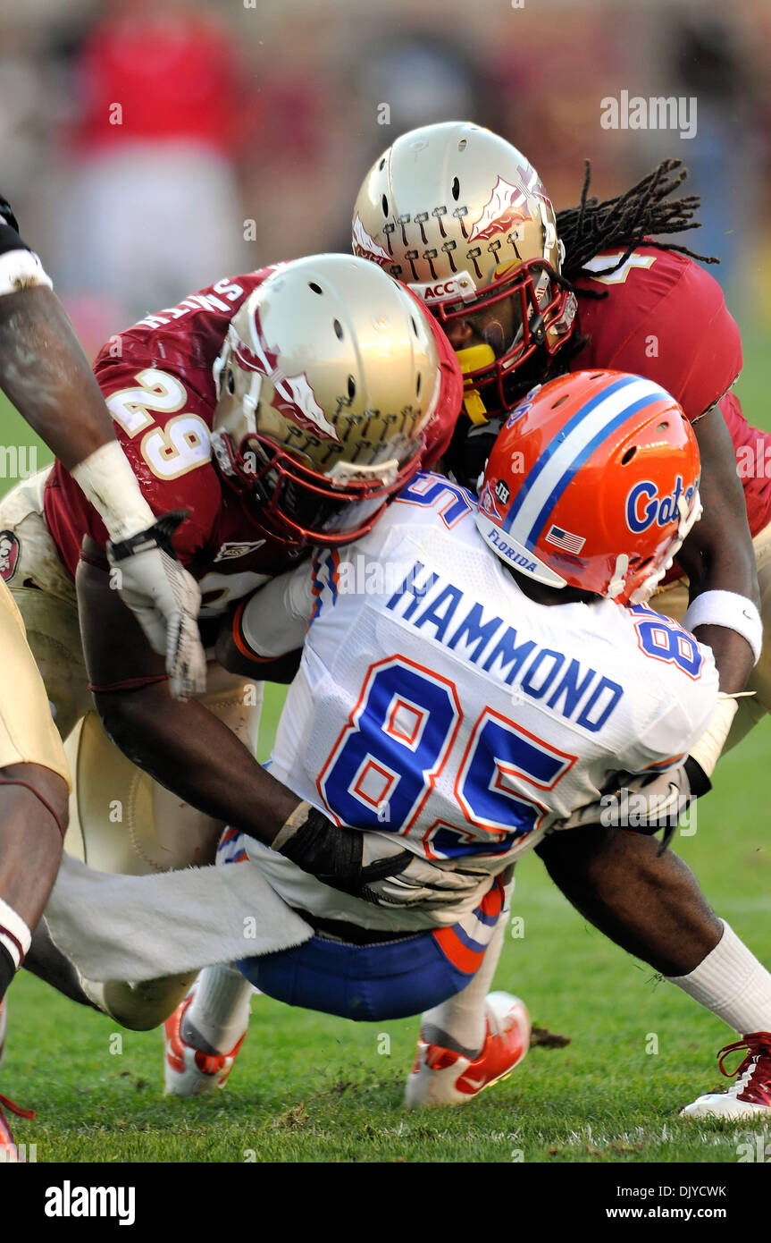 Nov. 27, 2010 - Tallahassee, Florida, Stati Uniti d'America - 27 Novembre 2010: . Stato della Florida LB Kendall Smith (29) e S Terrance Parchi (4) appiattire UF WR Frankie Hammond (85). FSU sconfitto Florida 31-7 a Doak Campbell Stadium di Tallahassee, Florida. (Credito Immagine: © Mike Olivella/ZUMAPRESS.com) Foto Stock