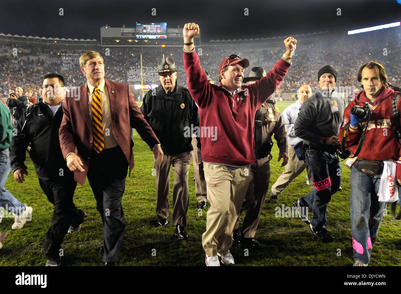 Nov. 27, 2010 - Tallahassee, Florida, Stati Uniti d'America - 27 Novembre 2010: . Stato della Florida Head Coach pompe i pugni in testa con gioia dopo la sua Seminoles sconfitto il Gator in la rivalità annuale di gioco. FSU sconfitto Florida 31-7 a Doak Campbell Stadium di Tallahassee, Florida. (Credito Immagine: © Mike Olivella/ZUMAPRESS.com) Foto Stock