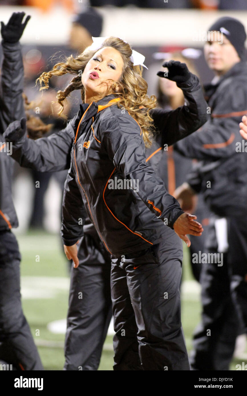 Nov. 27, 2010 - Stillwater, Oklahoma, Stati Uniti d'America - Cheerleader durante l'azione di gioco. Oklahoma sconfigge Oklahoma State nella battaglia di bordello con un punteggio di 47-41 nel gioco a Boones Pickens Stadium. (Credito Immagine: © Derden Abete rosso/Southcreek globale/ZUMAPRESS.com) Foto Stock