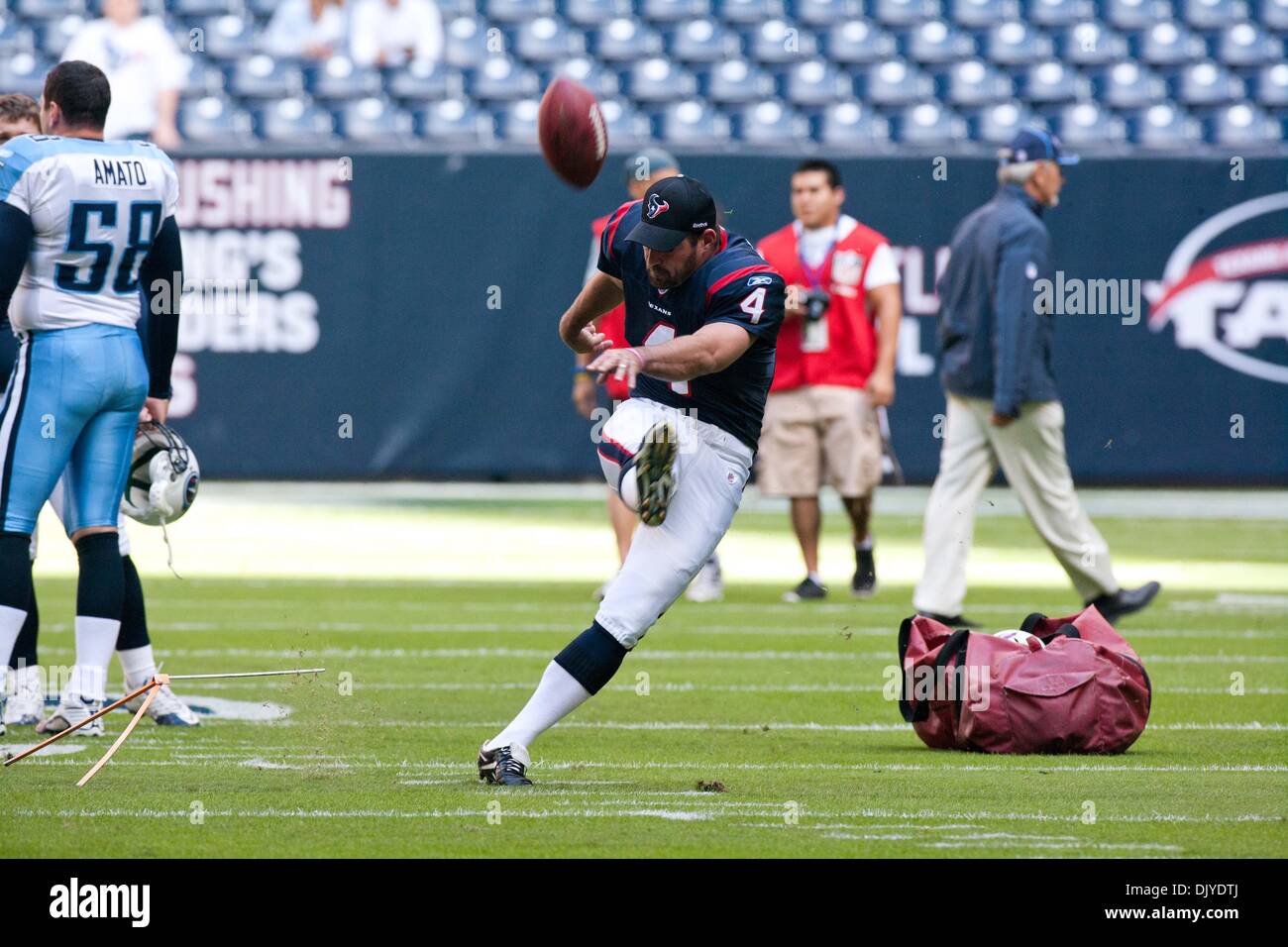 Nov. 28, 2010 - Houston, Texas, Stati Uniti d'America - Houston Texans Kicker (4) Neil Rackers è in fase di riscaldamento prima di giochi contro il Tennessee Titans a Houston Reliant Stadium. (Credito Immagine: © Juan DeLeon/Southcreek globale/ZUMAPRESS.com) Foto Stock