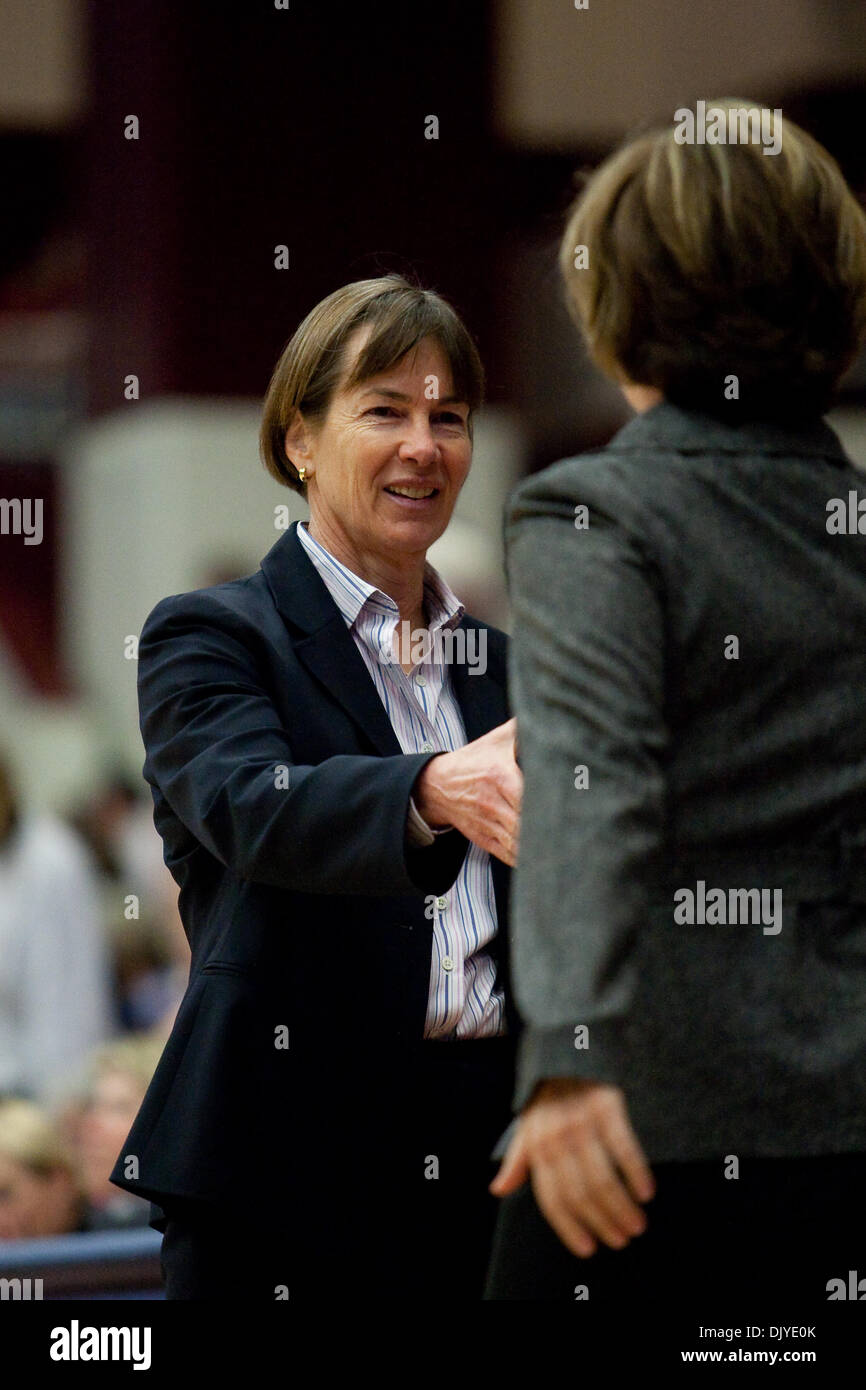 Nov. 28, 2010 - Stanford, in California, Stati Uniti d'America - Stanford head coach Tara VanDerveer scuote le mani con Texas head coach Goestenkors Gail. Stanford ha sconfitto il Texas 93-78 ad Aceri Pavilion. (Credito Immagine: © Kelly L Cox/Southcreek globale/ZUMAPRESS.com) Foto Stock