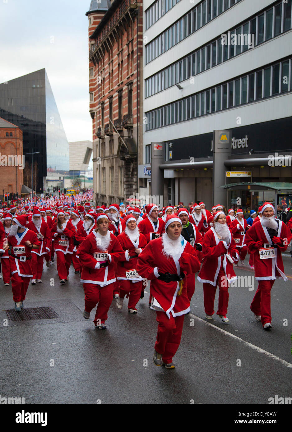 Liverpool, Merseyside, Regno Unito. Il 1 dicembre del 2013. Guide di scorrimento in James Street presso il Liverpool Santa Dash a partire dalla testa del molo e il tentativo di rompere il Guinness World Record per il "più grande Santa anni" che si erge a uno sfalsamento 13.000 e anche cercando di aumentare a più di ultimi anni totale di £ 5 milioni. Festive Fun Run è di sostenere il testo di ITV Santa appello di quest'anno per contribuire a raccogliere fondi per età UK, Anthony Nolan, Caregivers UK, Borse Marie Curie di ospitalità per la cura del cancro, insieme ad una vita breve e Whizz-Kidz. Foto Stock