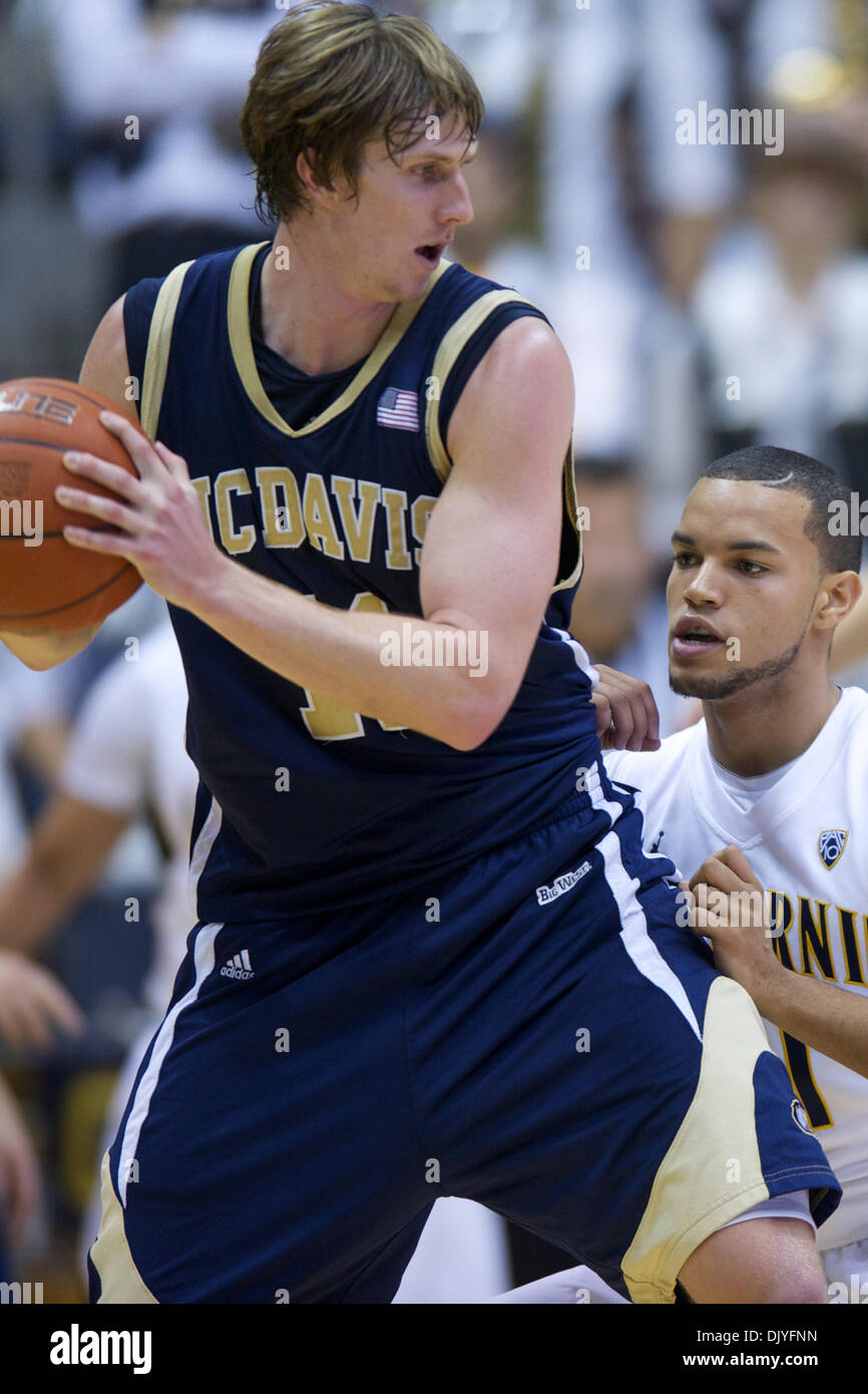 Dal 1 dicembre 2010 - Berkeley, California, Stati Uniti d'America - California Golden Bears guard Emerson Murray (31) protezioni UC Davis Aggies guard Mark Payne (11) durante il gioco NCAA tra UC Davis Aggies e la California Golden Bears a Haas Pavilion. Cal battere la visita Aggies 74-62. (Credito Immagine: © Matt Cohen/Southcreek globale/ZUMAPRESS.com) Foto Stock